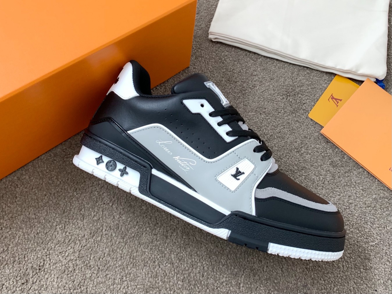 Louis Vuitton LV Trainer 运动鞋 独家定制牛皮1:1 所有切边口都按照 的步骤加工涂边 独家私模Vuitton 标识