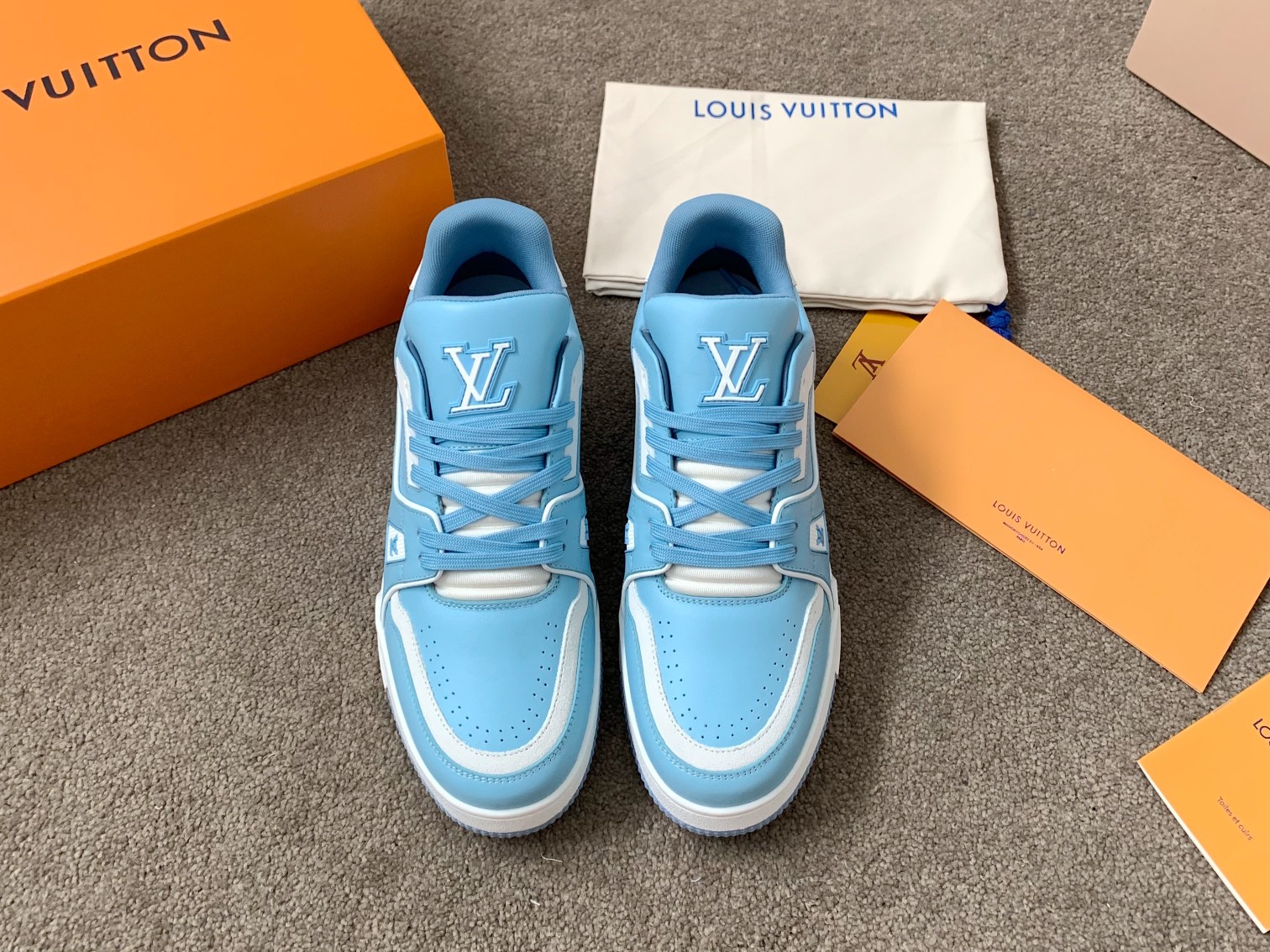 Louis Vuitton LV Trainer 运动鞋 独家定制牛皮1:1 所有切边口都按照 的步骤加工涂边 独家私模Vuitton 标识