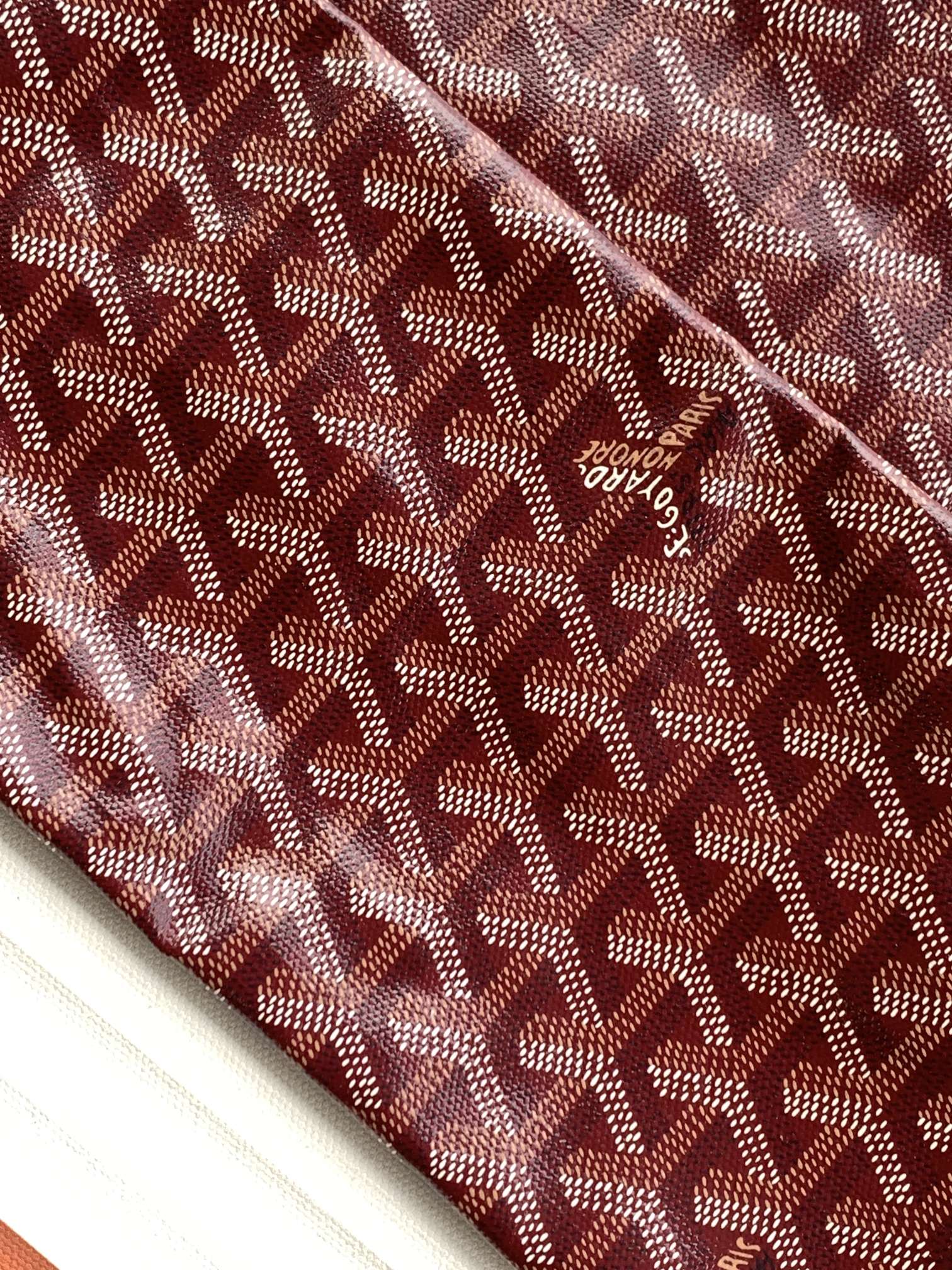 Goyard The Boheme Hobo bag is the epitome of lightweight, flexible and secure, thanks to its zipper closure. Thanks to its wide handles, it's als