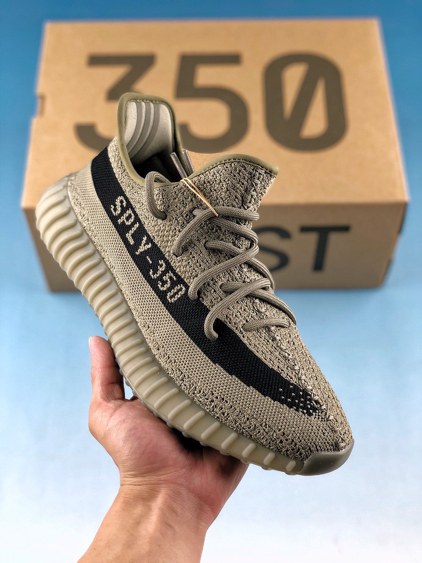  终端放货
椰子/Yeezy 350V2 灰黑  一款全新油漆条 Yeezy Boost 350v2释出，整双鞋以卡其色呈现，延续侃爷拿手的大地色主题，鞋面酷似此前发售的芝麻 Yeezy 350V2，鞋侧是黑色油漆条设计，辨识度超高。中底延续经典 Boost 中底，采用半透明橡胶包覆，进一步规避氧化现象的困扰，后跟取消了鞋提设计。虽然不是初代配色，但依然是经典的油漆条造型。原织面纯原1.0 
货号：HP7870  
尺码：36 36.5 37 38 38.5 39 40 40.5 41 42 42.5 43 44 44.5 45 46 47.5 48