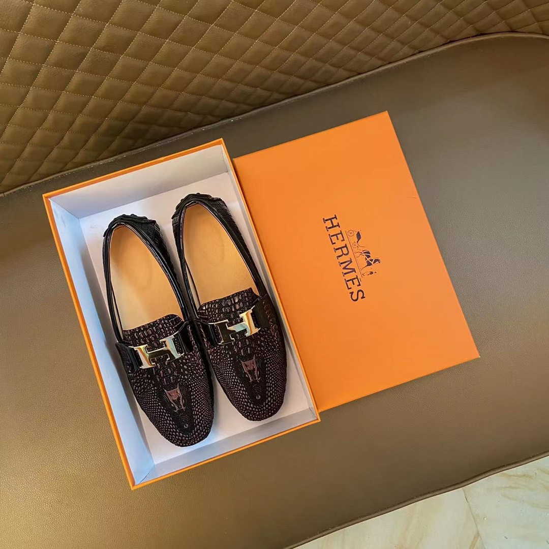 I5   爱马仕 Hermes 豆豆鞋2022最新专柜一比一套脚款。原单品质👹头层意大利进口牛皮💓[得意]💓🇫🇷法国懒人乐福风格设计 鞋面原版磨砂牛皮 原版纹更是显出商务 青年潮皮鞋 采用羊皮里 ，商务风板鞋 正装鞋 结婚专用 时尚最高品质板鞋出货 🎬 ❤进口凸显品牌独特魅力😔适合司机驾车穿戴 🚗 上脚十分舒适 男鞋