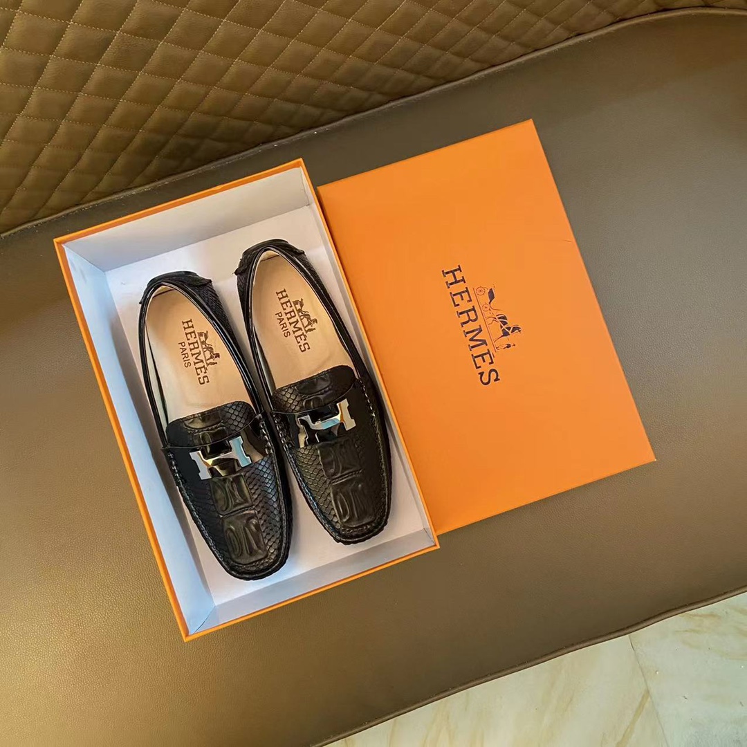 I5   爱马仕 Hermes 豆豆鞋2022最新专柜一比一套脚款。原单品质👹头层意大利进口牛皮💓[得意]💓🇫🇷法国懒人乐福风格设计 鞋面原版磨砂牛皮 原版纹更是显出商务 青年潮皮鞋 采用羊皮里 ，商务风板鞋 正装鞋 结婚专用 时尚最高品质板鞋出货 🎬 ❤进口凸显品牌独特魅力😔适合司机驾车穿戴 🚗 上脚十分舒适 男鞋