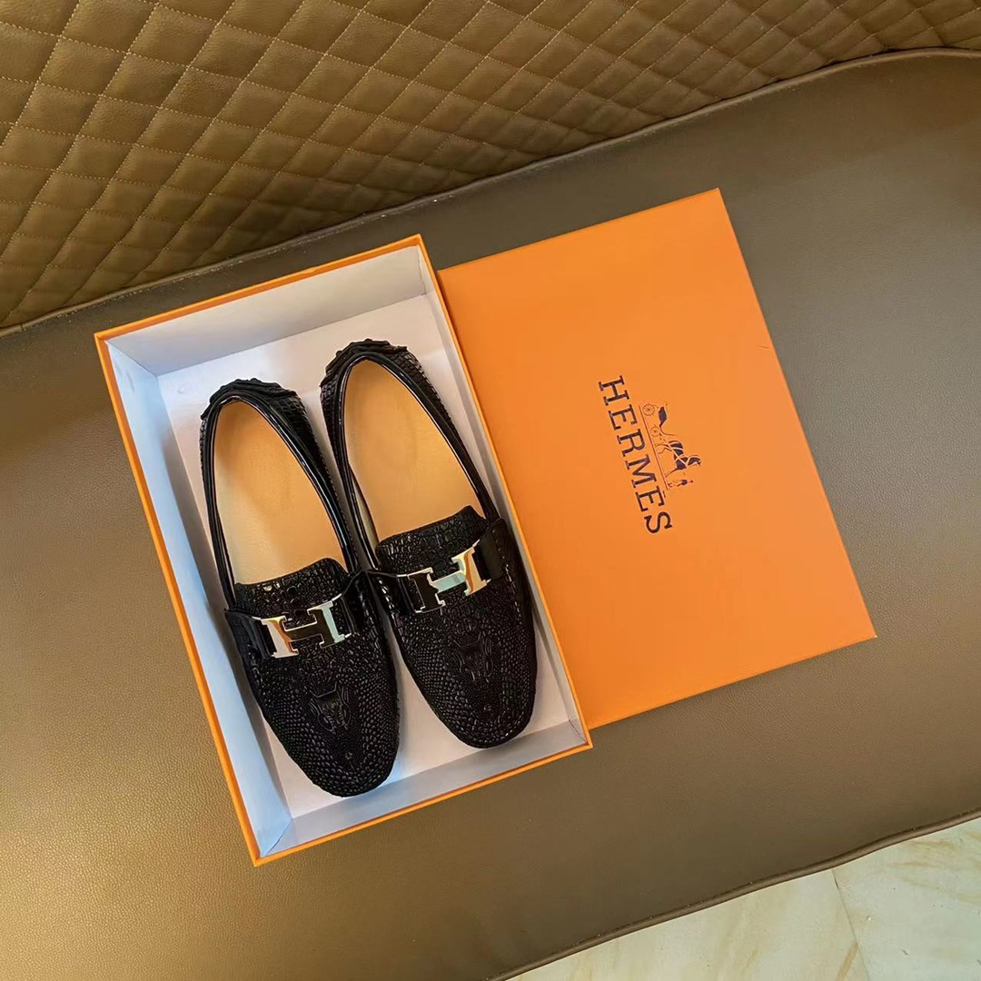 I5   爱马仕 Hermes 豆豆鞋2022最新专柜一比一套脚款。原单品质👹头层意大利进口牛皮💓[得意]💓🇫🇷法国懒人乐福风格设计 鞋面原版磨砂牛皮 原版纹更是显出商务 青年潮皮鞋 采用羊皮里 ，商务风板鞋 正装鞋 结婚专用 时尚最高品质板鞋出货 🎬 ❤进口凸显品牌独特魅力😔适合司机驾车穿戴 🚗 上脚十分舒适 男鞋