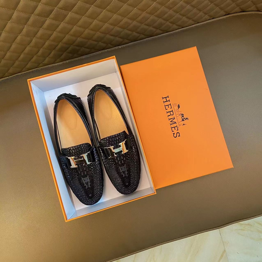 I5   爱马仕 Hermes 豆豆鞋2022最新专柜一比一套脚款。原单品质👹头层意大利进口牛皮💓[得意]💓🇫🇷法国懒人乐福风格设计 鞋面原版磨砂牛皮 原版纹更是显出商务 青年潮皮鞋 采用羊皮里 ，商务风板鞋 正装鞋 结婚专用 时尚最高品质板鞋出货 🎬 ❤进口凸显品牌独特魅力😔适合司机驾车穿戴 🚗 上脚十分舒适 男鞋