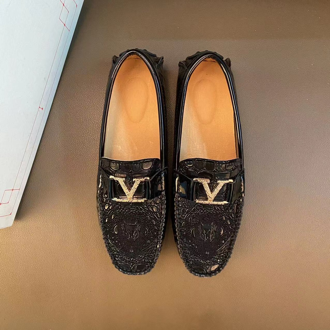 I5  高品质豆豆鞋😍 欧美大师设计简洁高档大气，专柜品质值得信赖，面料进口顶级牛皮 。😍 羊皮内里🐑 做工精细，专柜原版大底，上脚舒适百搭，潮男乐福专属定制，小 麦昆 Alexander McQueen  适合司机户外行车🚗 休闲鞋系列之首 男鞋