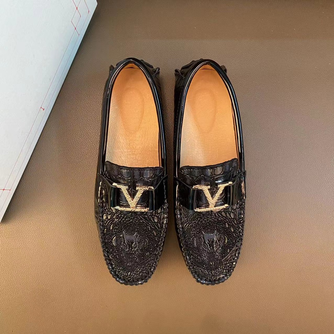 I5  高品质豆豆鞋😍 欧美大师设计简洁高档大气，专柜品质值得信赖，面料进口顶级牛皮 。😍 羊皮内里🐑 做工精细，专柜原版大底，上脚舒适百搭，潮男乐福专属定制，小 麦昆 Alexander McQueen  适合司机户外行车🚗 休闲鞋系列之首 男鞋