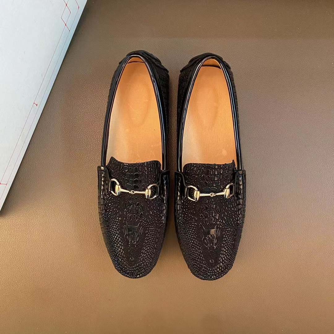 I5  高品质豆豆鞋😍 欧美大师设计简洁高档大气，专柜品质值得信赖，面料进口顶级牛皮 。😍 羊皮内里🐑 做工精细，专柜原版大底，上脚舒适百搭，潮男乐福专属定制，小 麦昆 Alexander McQueen  适合司机户外行车🚗 休闲鞋系列之首 男鞋