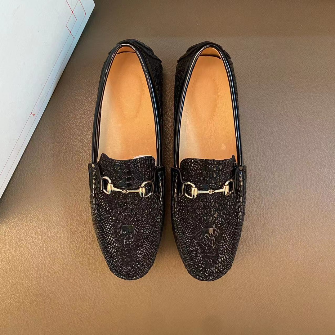 I5  高品质豆豆鞋😍 欧美大师设计简洁高档大气，专柜品质值得信赖，面料进口顶级牛皮 。😍 羊皮内里🐑 做工精细，专柜原版大底，上脚舒适百搭，潮男乐福专属定制，小 麦昆 Alexander McQueen  适合司机户外行车🚗 休闲鞋系列之首 男鞋