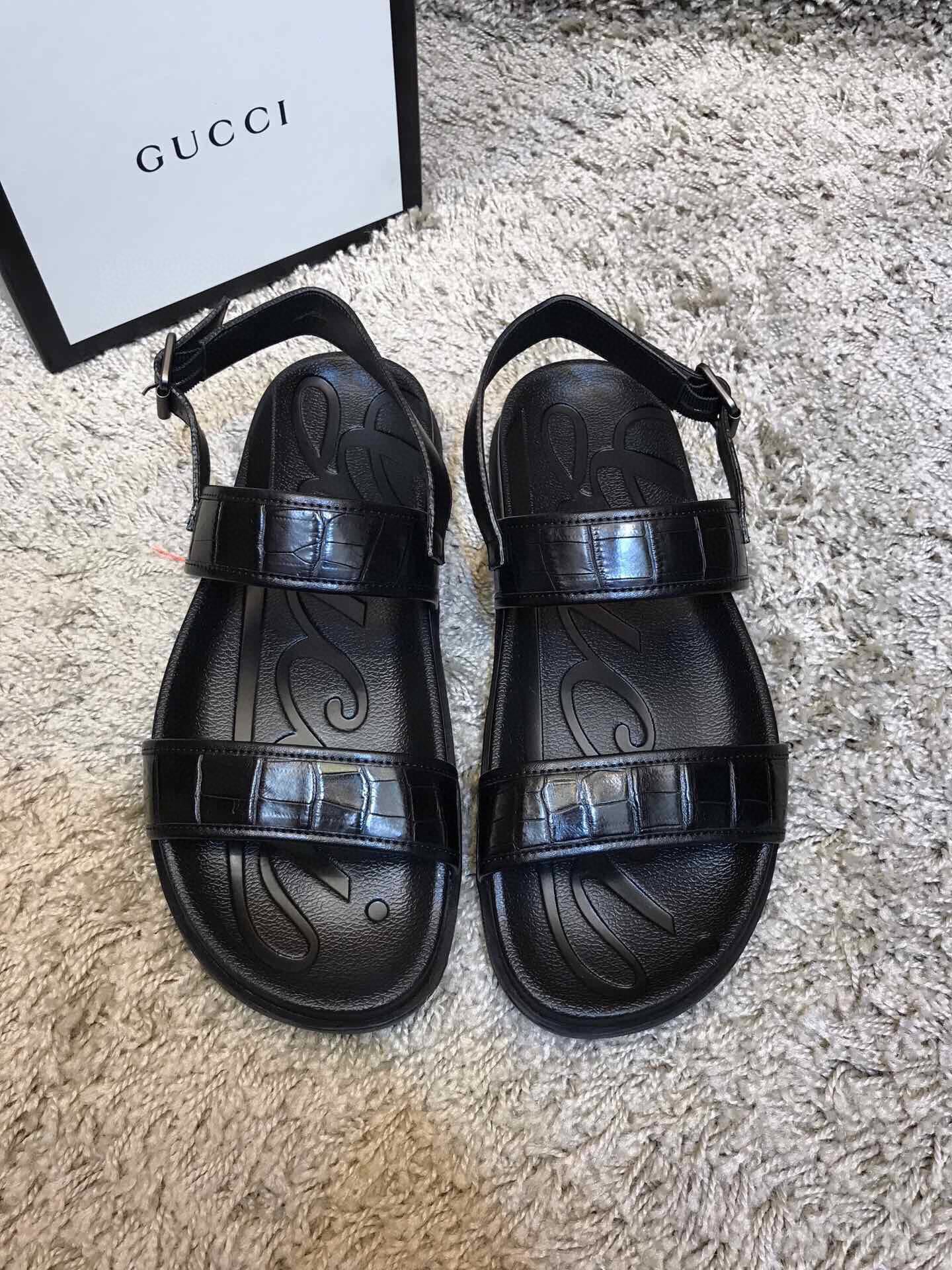 NO:275025,Crocodile slippers, new products this year, the store manager recommends [Crocodile Sandals] Guqi Thai Siamese crocodile leather, counter quality, quality level, simple and fashionable, luxurious and atmospheric, gentlemanly style, Baidu, casual and temperament 38/45; tire soles are the highlights, wear-resistant and non-slip, absolutely suitable for you who know how to taste life!  ,slippers,crocodile skin19860909鳄鱼拖鞋批 今年新品 店长隆重推荐【鳄鱼凉拖臻品】古奇泰国暹罗鳄鱼皮 专柜精品 质量属精品级别 简单时尚 奢华大气 绅士风度百度 休闲不失气质 38/45；轮胎大底是亮点 耐磨防滑 绝对适合懂得品味生活的您！,,slippers,crocodile skin,Men's shoes