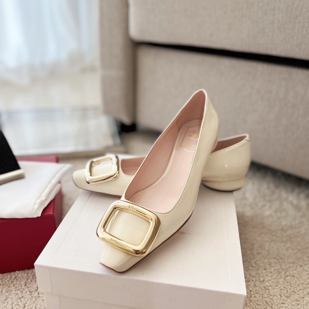 NO:238412,【RV】Spring and summer viv Choc square buckle ballet single shoes. The new round three-dimensional metal square buckle is full of modern retro atmosphere. The oval heel is stable and comfortable, which can better reflect its capable and mature charm. It is also particularly friendly to babies with high insteps. The upper imported titanium patent leather is more comfortable. The inner foot pad mixed lambskin Italian leather outsole. Heel height 2.5cm painted oval heel. Size 35-39 (34/40 custom-made without return or exchange), single shoes, sheepskin, Leather soles19860909【RV】春夏viv Choc方扣芭蕾舞单鞋 职场新贵全新圆润立体金属方扣充满摩登复古气息,椭圆形鞋跟稳健舒适更能体现出其干练成熟魅力,对脚背高的宝宝也特别友好喔 鞋面进口胎牛漆皮越穿越舒适 内里垫脚混种小羊皮 意大利真皮大底 跟高2.5cm烤漆椭圆跟 码数35-39（34/40定制不退换）,单鞋,sheepskin,Leather soles,Women's Shoes