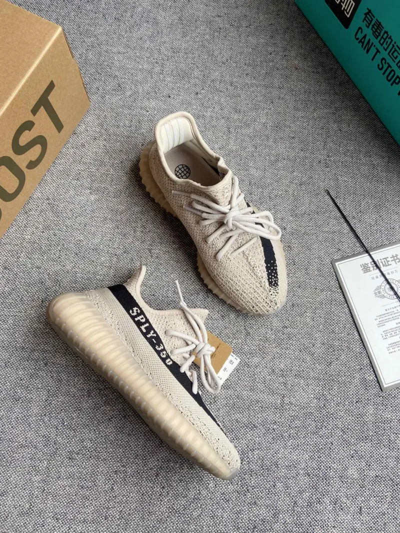 Кроссовки женские бежевые спортивные с декоративной вставкой Yeezy