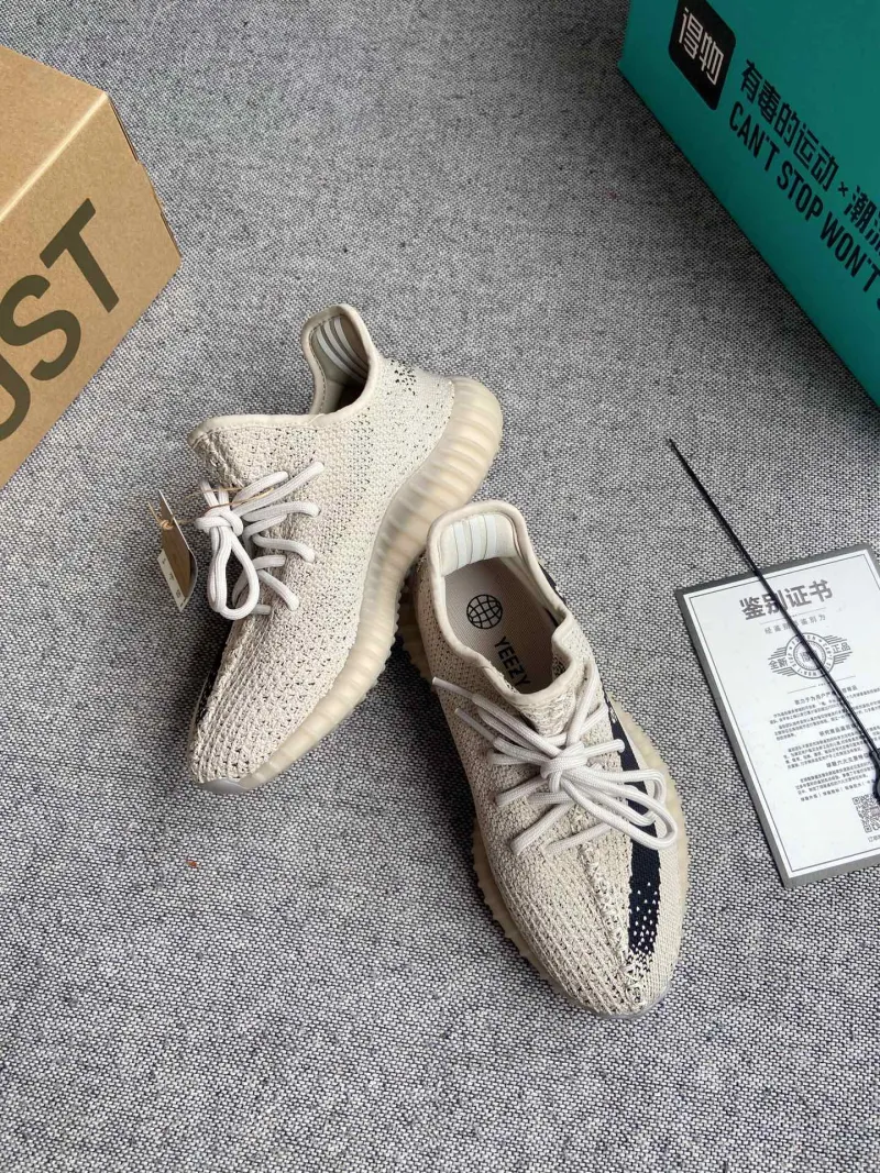 Кроссовки женские бежевые спортивные с декоративной вставкой Yeezy