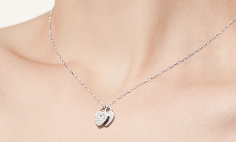 NO:103701,The new Return to Tiffany collection was inspired by a keychain launched in 1969, known for its iconic heart-shaped pendant. This necklace reshapes the classic with a pair of sterling silver iconic heart-shaped pendant. One of them is set with round brilliant-cut diamonds. This adjustable necklace can be cleverly layered with other exquisite necklaces to create a modern and stunning look. Tiffany necklace, tiffany, necklace, keychain, pure silver19860909新款 Return to Tiffany 系列的设计灵感源自 1969 年推出的一款钥匙扣,以其标志性的心形吊饰而闻名.这款项链以一对纯银标志性心形吊饰重塑经典.其中一个吊饰上镶嵌圆形明亮式切割钻石.可用这款调节式项链巧妙叠搭其他精致项链,打造摩登惊艳造型.,蒂芙尼项链,tiffany,necklace,keychain,pure silver,Jewelry