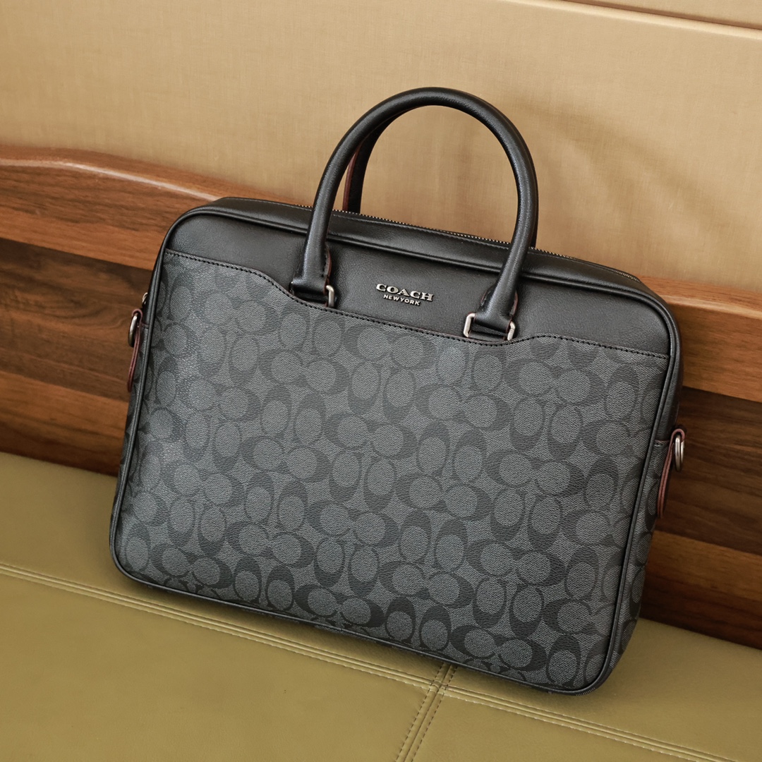 蔻驰公文包💰280 活力四射的办公理想之选,原版五金,精致做工,可 手提斜挎配有长肩带。 规格:39*28*6cm