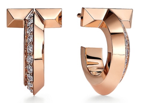 NO:103685,The new Tiffany T1 series reinterprets the iconic design of the Tiffany T series with bold and avant-garde silhouettes and powerful details. The ring-shaped earrings are exquisitely crafted and carved from 18K rose gold and are made of oblique design set with round brilliant-cut diamonds. Wear them individually to show off your charming temperament, or pair them with a pair of studs to create a stunning look, Tiffany, earrings19860909新款 Tiffany T1 系列以大胆前卫的轮廓和颇具力量的细节重新诠释 Tiffany T 系列的标志性设计.圈形耳环工艺精湛,以 18K 玫瑰金雕琢而成,采用镶嵌圆形明亮式切割钻石的斜边设计.单独佩戴彰显迷人气质,或者搭配一对耳钉,打造摩登惊艳造型,蒂芙尼耳钉,tiffany,earrings,Jewelry