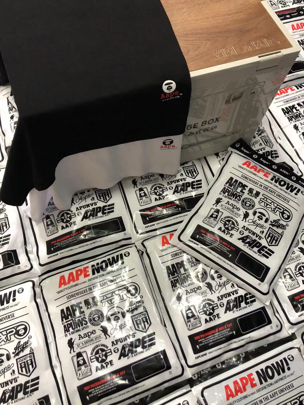 常青爆款现货‼️68💰#APE一包两件#9668#
【aape一包俩件,独家实拍图,包装袋超级高大上,刚需跑量别错过】
💥aape日版一包2件黑白纯色打底T恤💥 官网、门店在售,山东代工厂出品,整箱出口日本➡️全部aape官方原包装 ➡️正反两面不同aape logo➡️独一无二➡️非普通单面logo印刷包装➡️拿到手超级无敌高大上🦹♂️专柜正品原包装袋💗
🌞🌞一比一原版码数唛/双洗水标,区别市场山寨货!高档次!
基础小标不花哨,简约经典,外穿、打底都ok🌼
21支精梳百分百棉,有弹性和皮肤接触感觉极佳,一件好看的纯T,焕发整个阳光气质。
⛽️⛽️一包2件【黑白各一件同码】🍊不拆卖尺码,M-XXL【最大XXL能穿到195斤】不分男女👩❤️👨
颜色:白色 黑色『一包两件』
Size:M L XL XXL
M:衣长70 胸围106肩宽46
L:衣长72胸围110肩宽47
XL:衣长74胸围114肩宽48
XXL:衣长76 胸围118肩宽49
(手工测量误差2cm左右 )