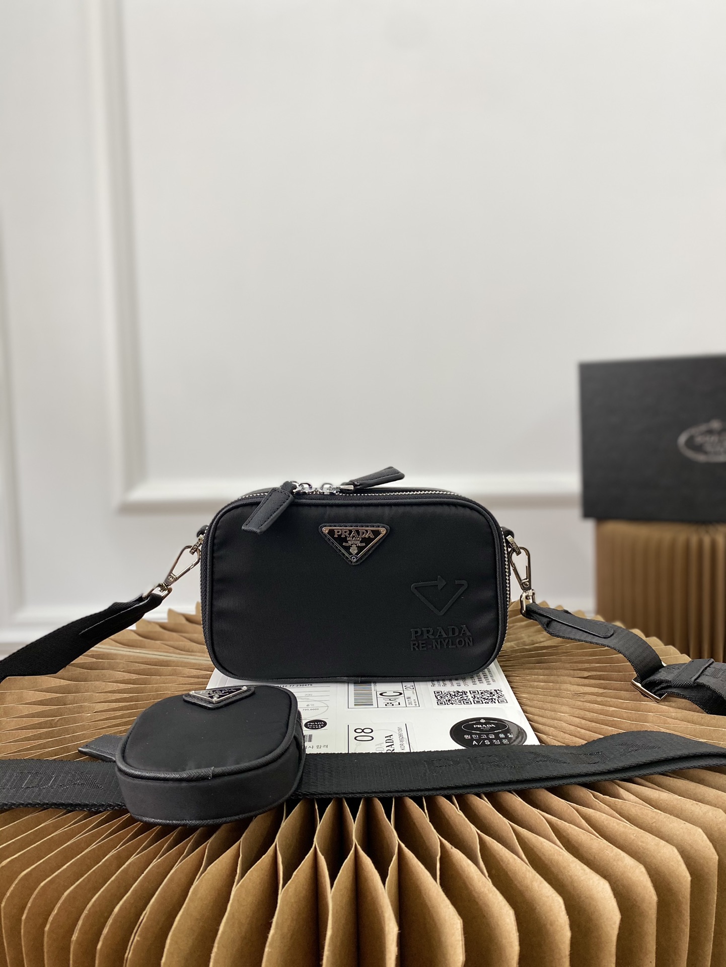 J0  普拉达 Prada  二合一防水布邮差包 单肩包斜挎包 采用精湛镶嵌细工，经典百搭 实物拍摄 原厂原版面料 高端品质 配送小票防尘袋 礼盒 19 x 12 cm。