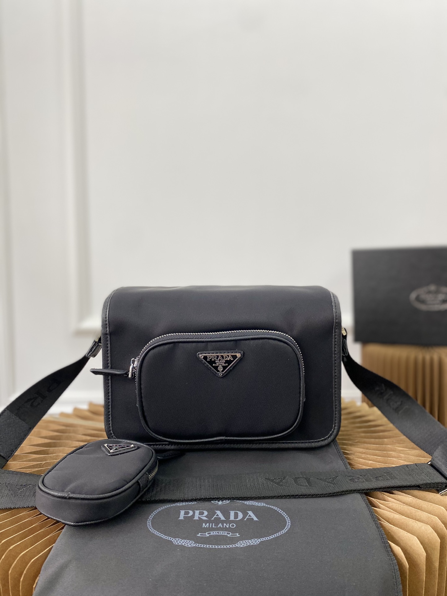 J5  普拉达 Prada  Hobo尼龙布三角标二合一单肩包 男士斜挎包 采用精湛镶嵌细工，经典百搭 实物拍摄 原厂原版面料 配送小票防尘袋 礼盒 25 x 17 cm