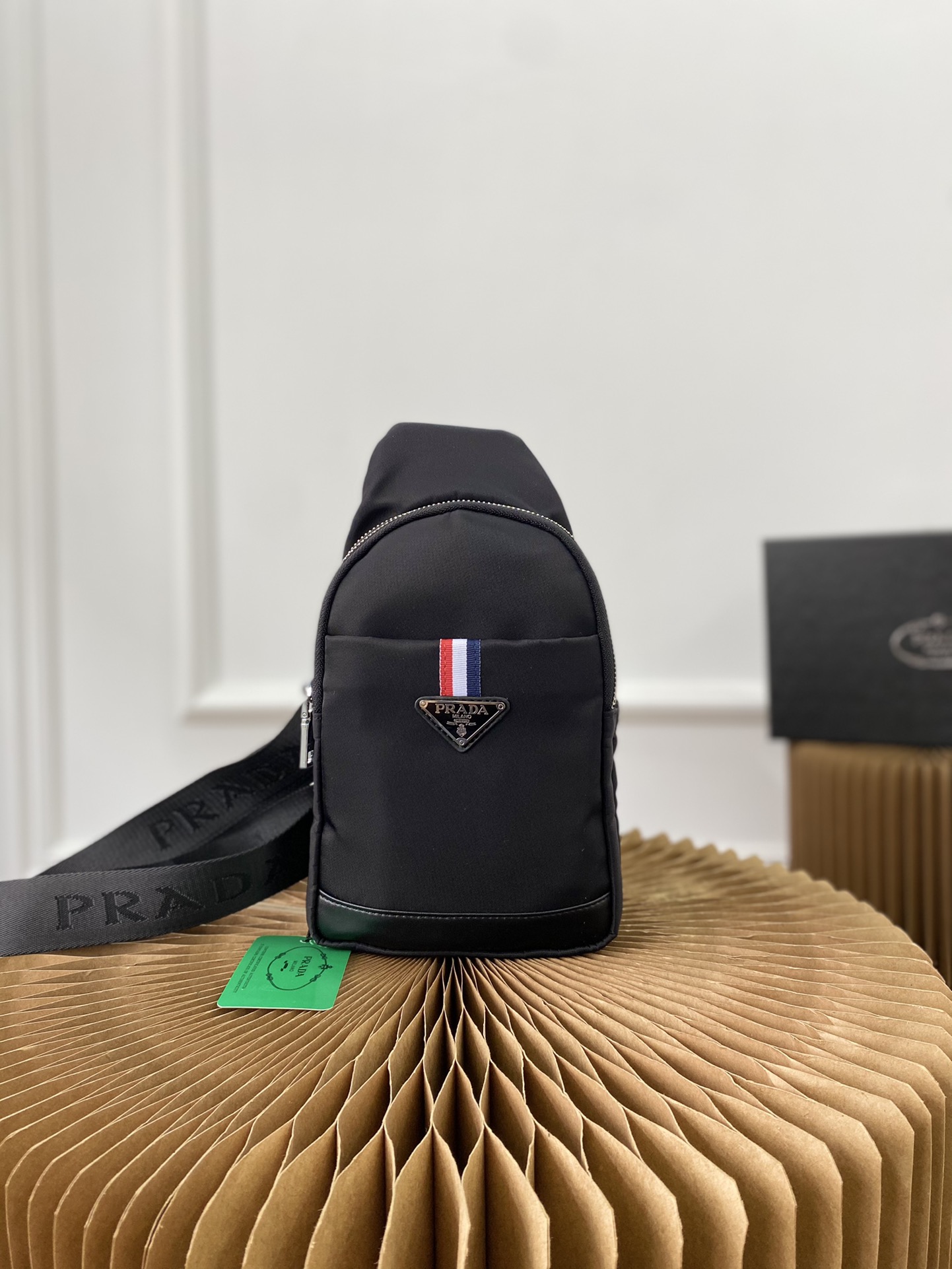 I5  普拉达 Prada  尼龙布三角标胸包 男士单肩背包 采用精湛镶嵌细工，经典百搭 实物拍摄 原厂原版面料 配送小票防尘袋 28 x 15 cm