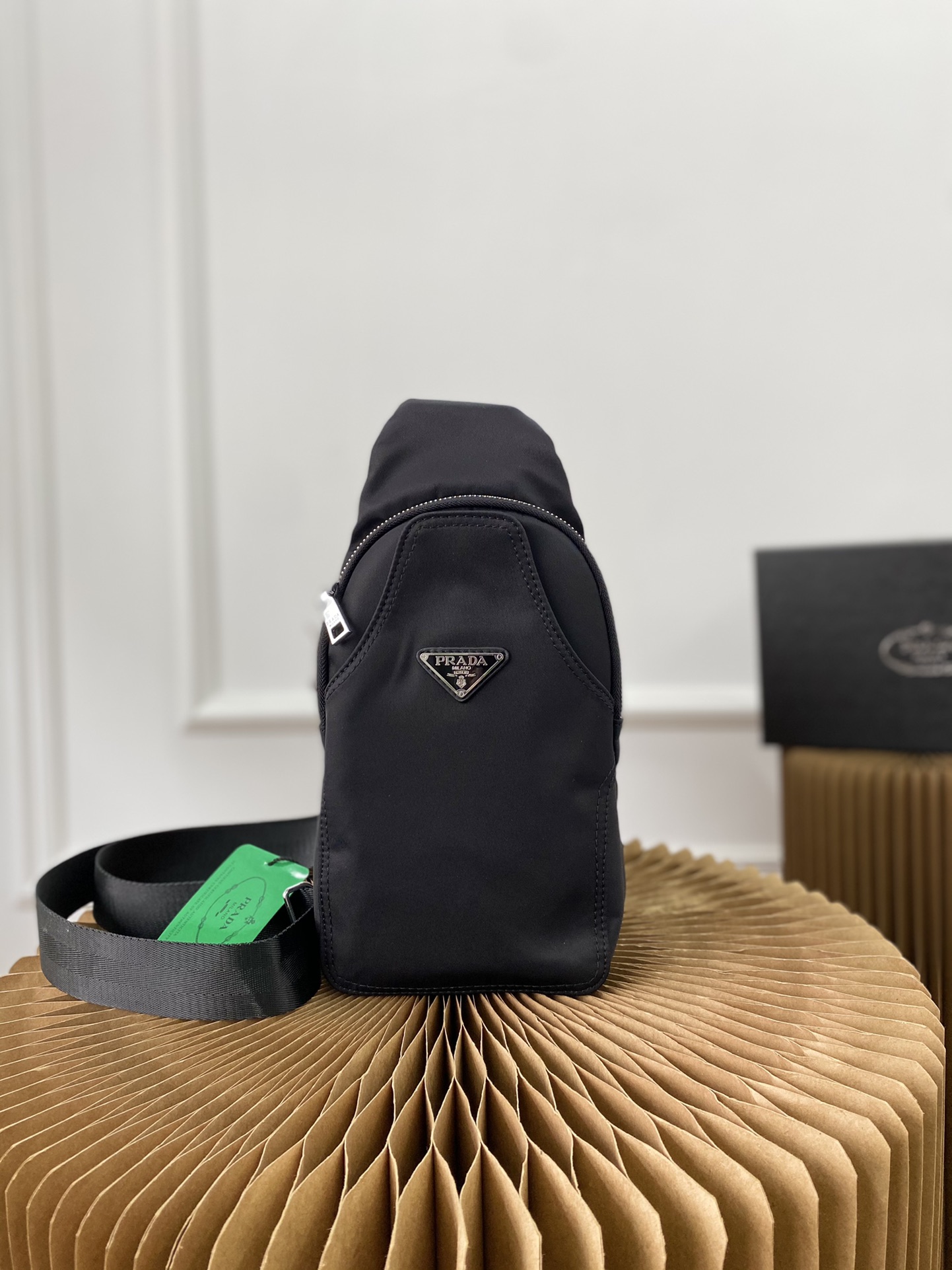 I5  普拉达 Prada  尼龙布三角标胸包 男士单肩背包 采用精湛镶嵌细工，经典百搭 实物拍摄 原厂原版面料 配送小票防尘袋 30 x 16 cm