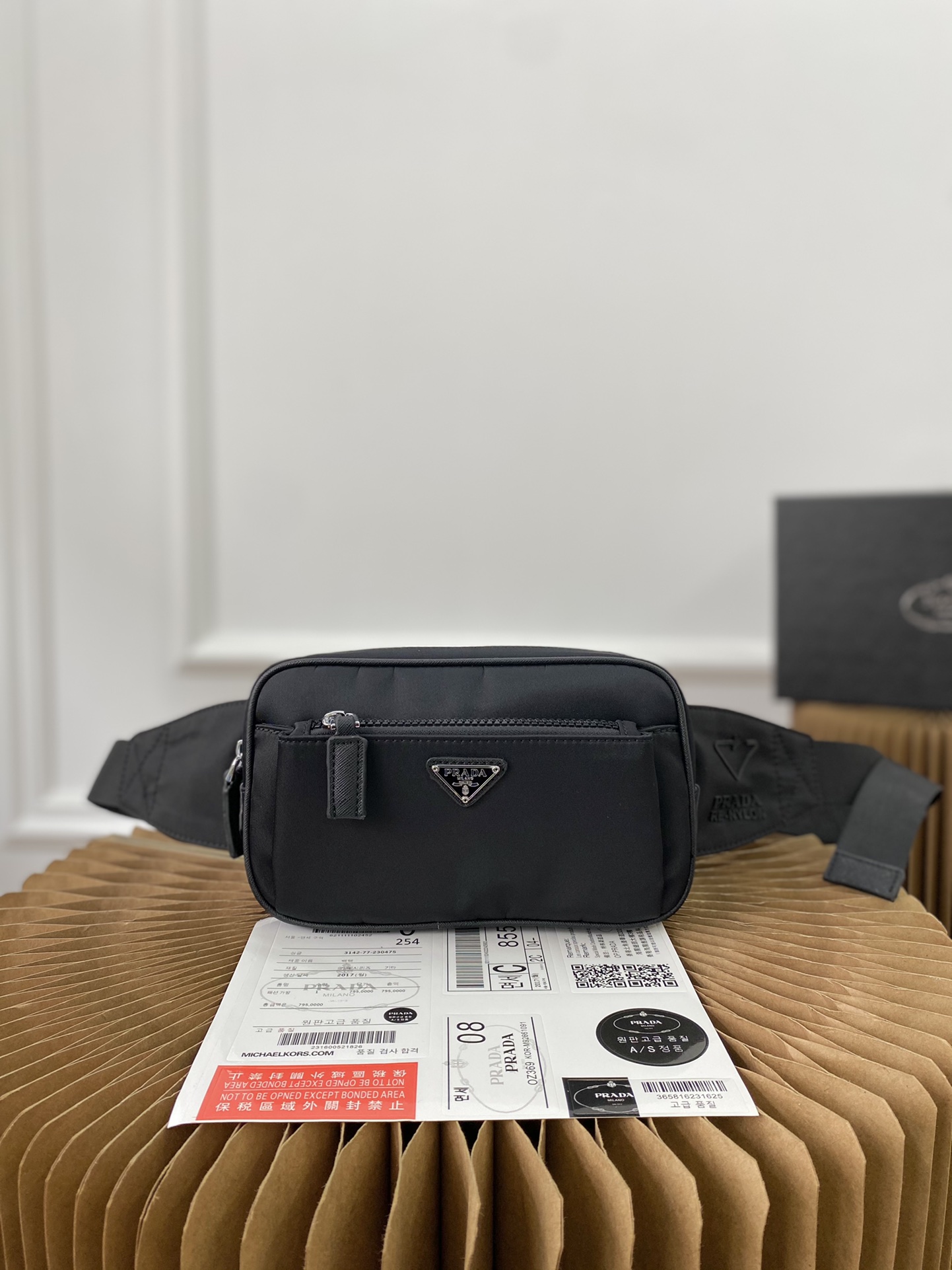 J0  普拉达 Prada  Re-nylon尼龙布腰包 胸包 男士单肩背包 采用精湛镶嵌细工，经典百搭 实物拍摄 原厂原版面料 2VL977 配送小票防尘袋 配盒 21 x 13 cm