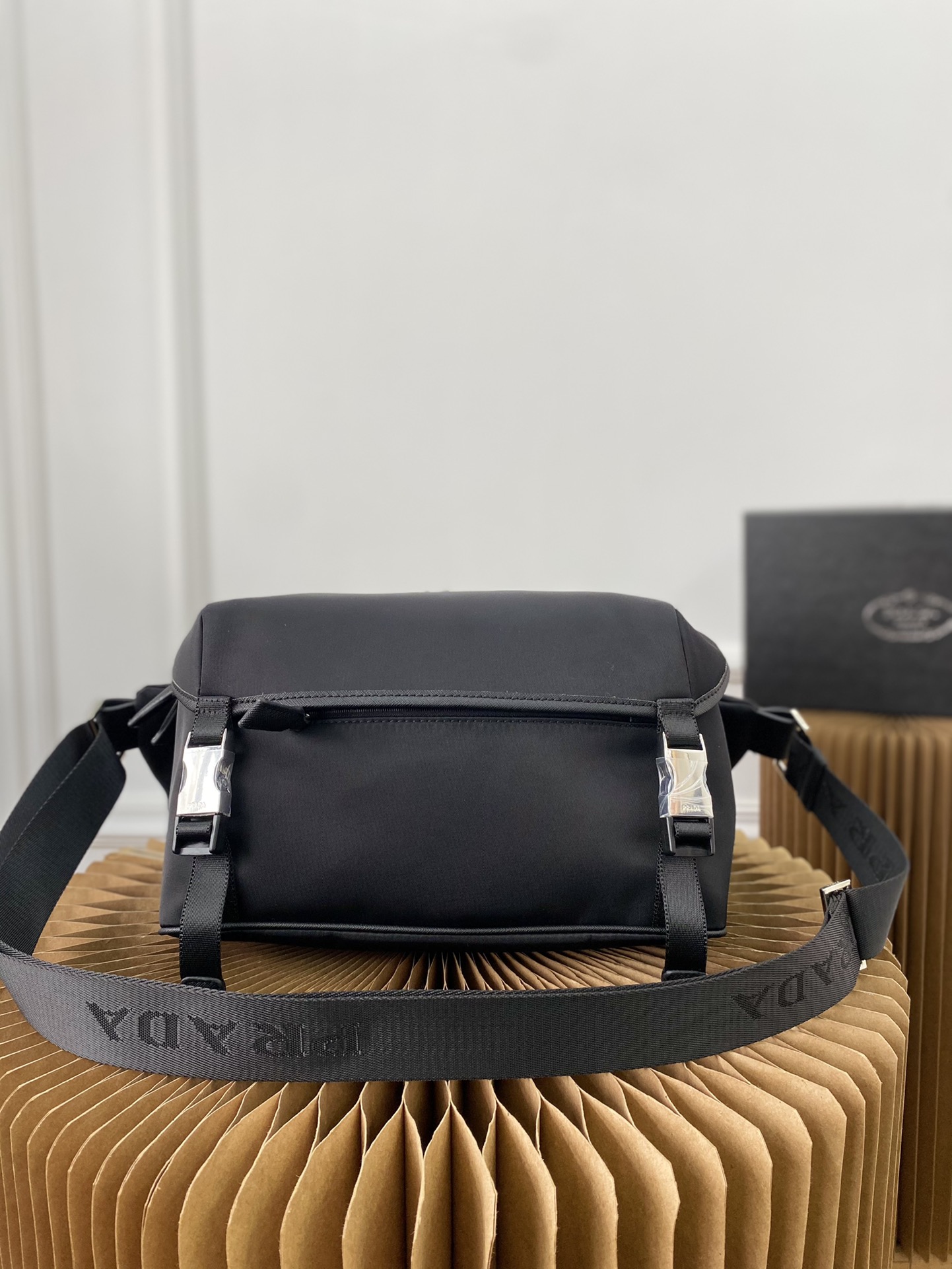 J5  普拉达 Prada  Saffiano web 单肩背包 挂肩袋大腰包 胸包 尼龙布邮差包 男士单肩斜挎包 采用精湛镶嵌细工，经典百搭 实物拍摄 原厂原版面料 2VH9949 配送小票防尘袋 29 x 15 cm