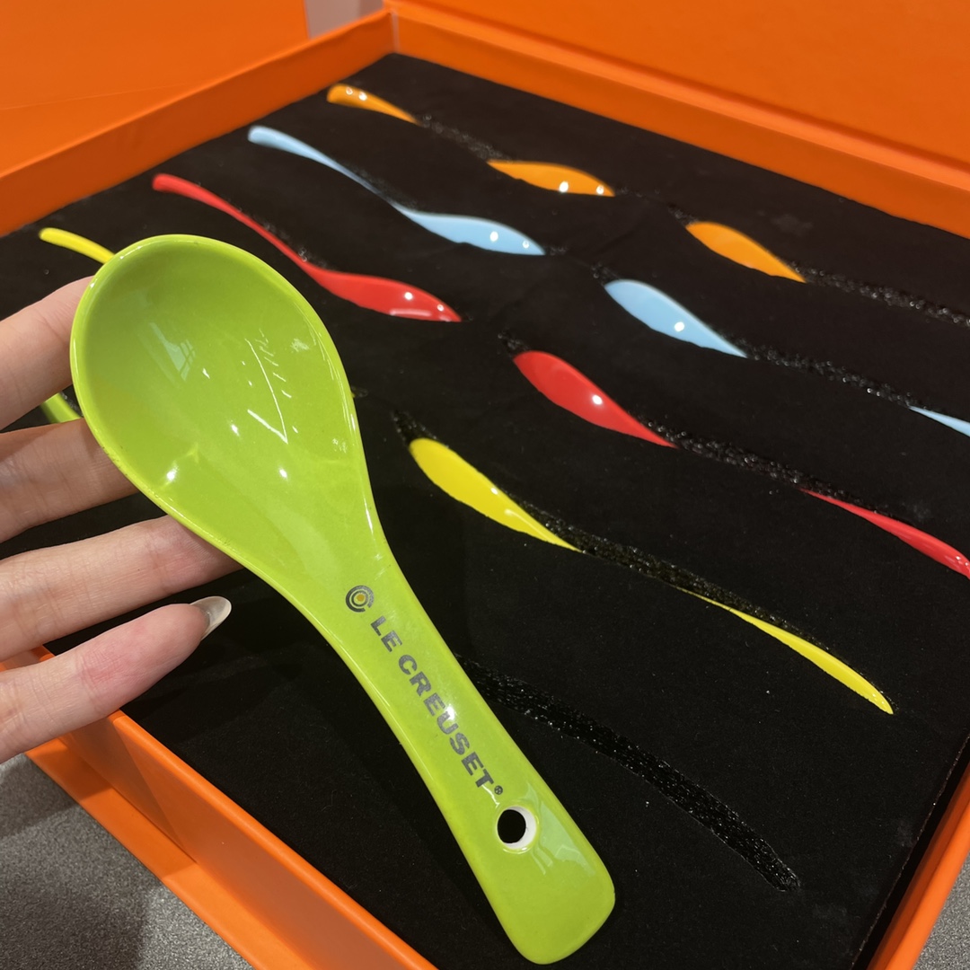 Le Creuset Chopstick and Spoon Set in vibrant glazed stoneware. The set - Comprehensive 6