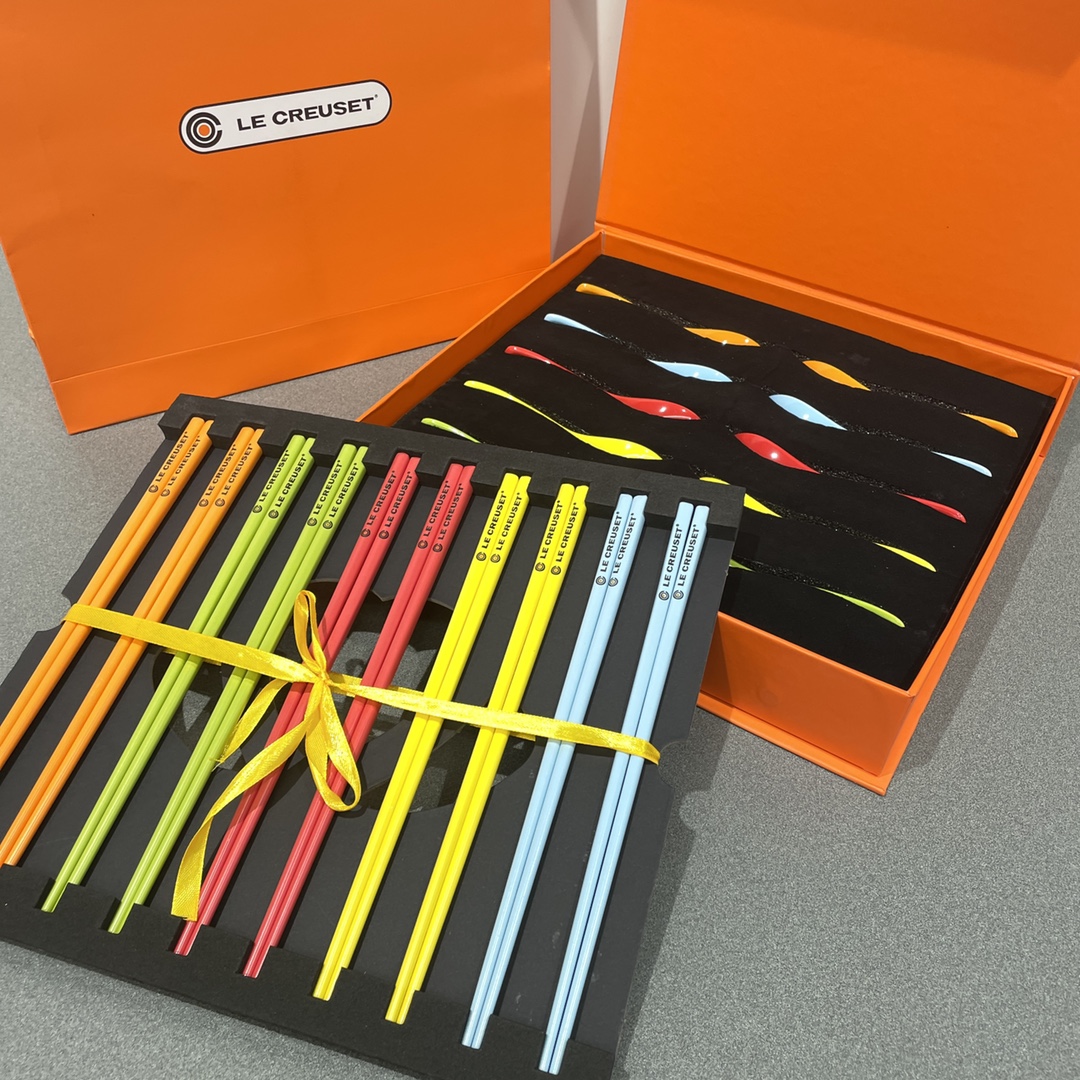 Le Creuset Chopstick and Spoon Set in vibrant glazed stoneware. The set - Comprehensive 4
