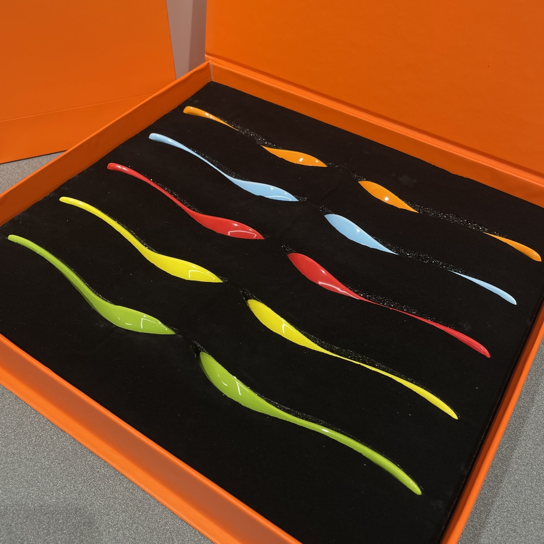 Le Creuset Chopstick and Spoon Set in vibrant glazed stoneware. The set - Comprehensive 5