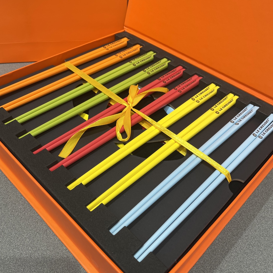 Le Creuset Chopstick and Spoon Set in vibrant glazed stoneware. The set - Comprehensive 3