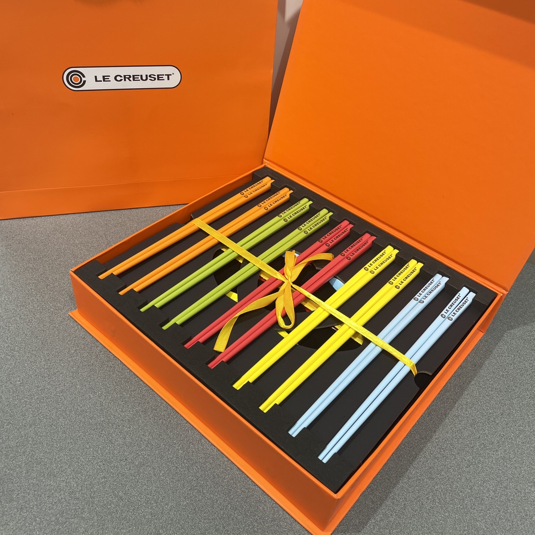 Le Creuset Chopstick and Spoon Set in vibrant glazed stoneware. The set - Comprehensive 2
