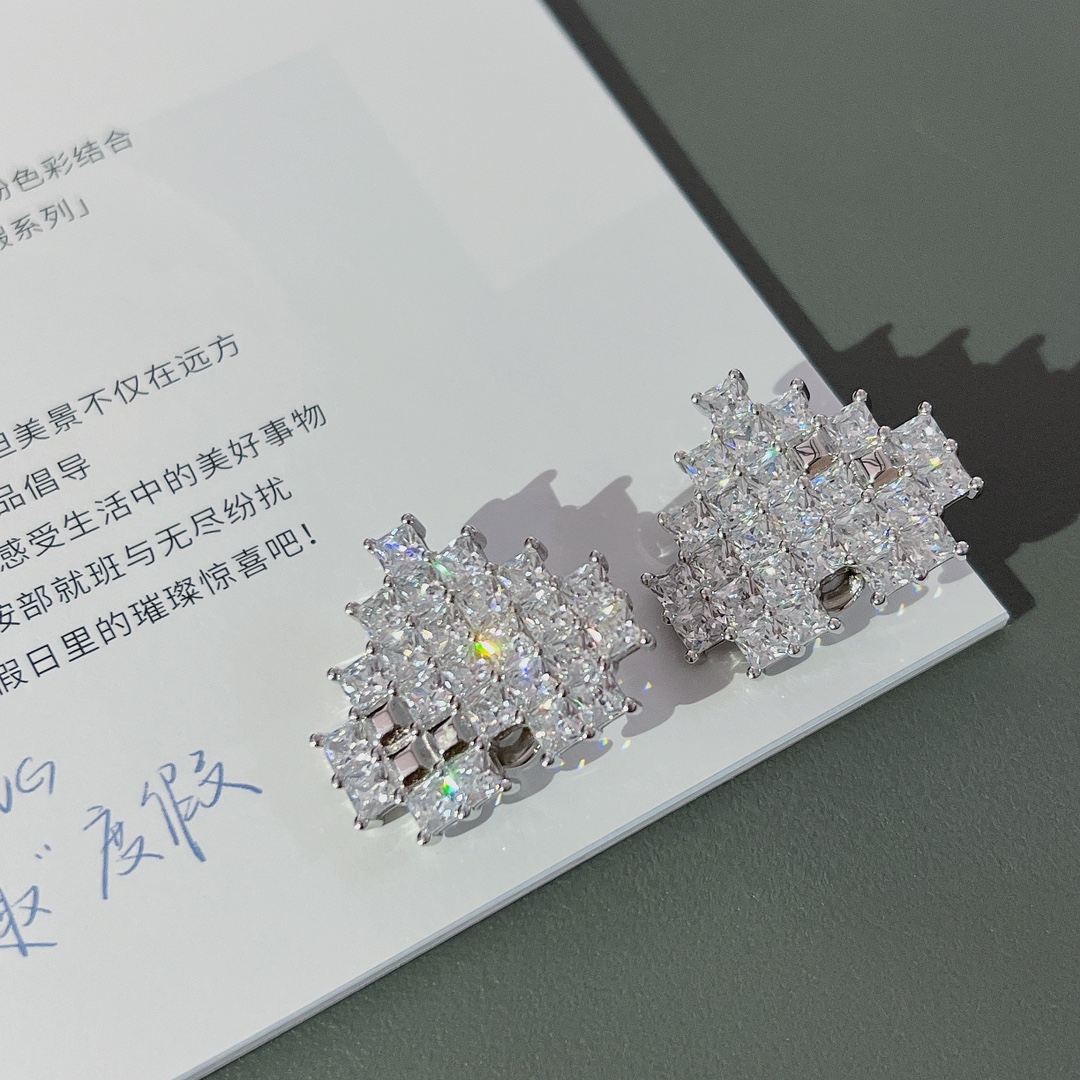 【】 【HF爱心耳夹】晓彤，蒋梦婕同款！，太闪太闪了！自带女主角光环，爱心以像素块的形式拼接而成，银色方