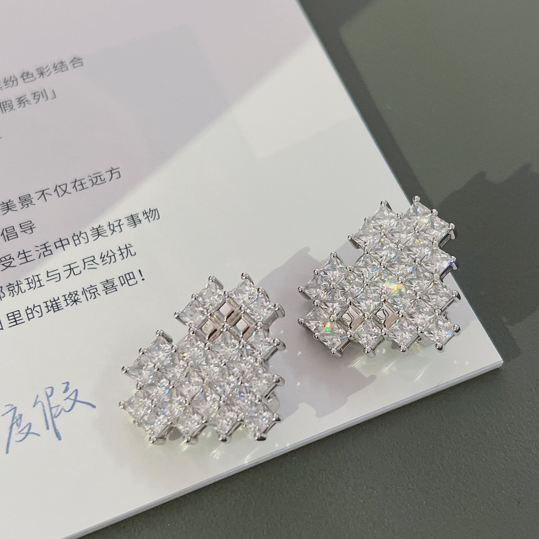 【】 【HF爱心耳夹】晓彤，蒋梦婕同款！，太闪太闪了！自带女主角光环，爱心以像素块的形式拼接而成，银色方