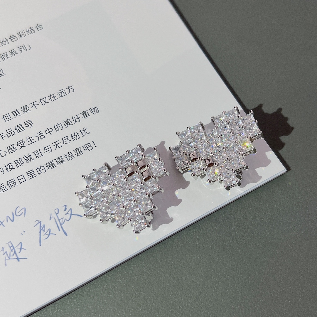 【】 【HF爱心耳夹】晓彤，蒋梦婕同款！，太闪太闪了！自带女主角光环，爱心以像素块的形式拼接而成，银色方