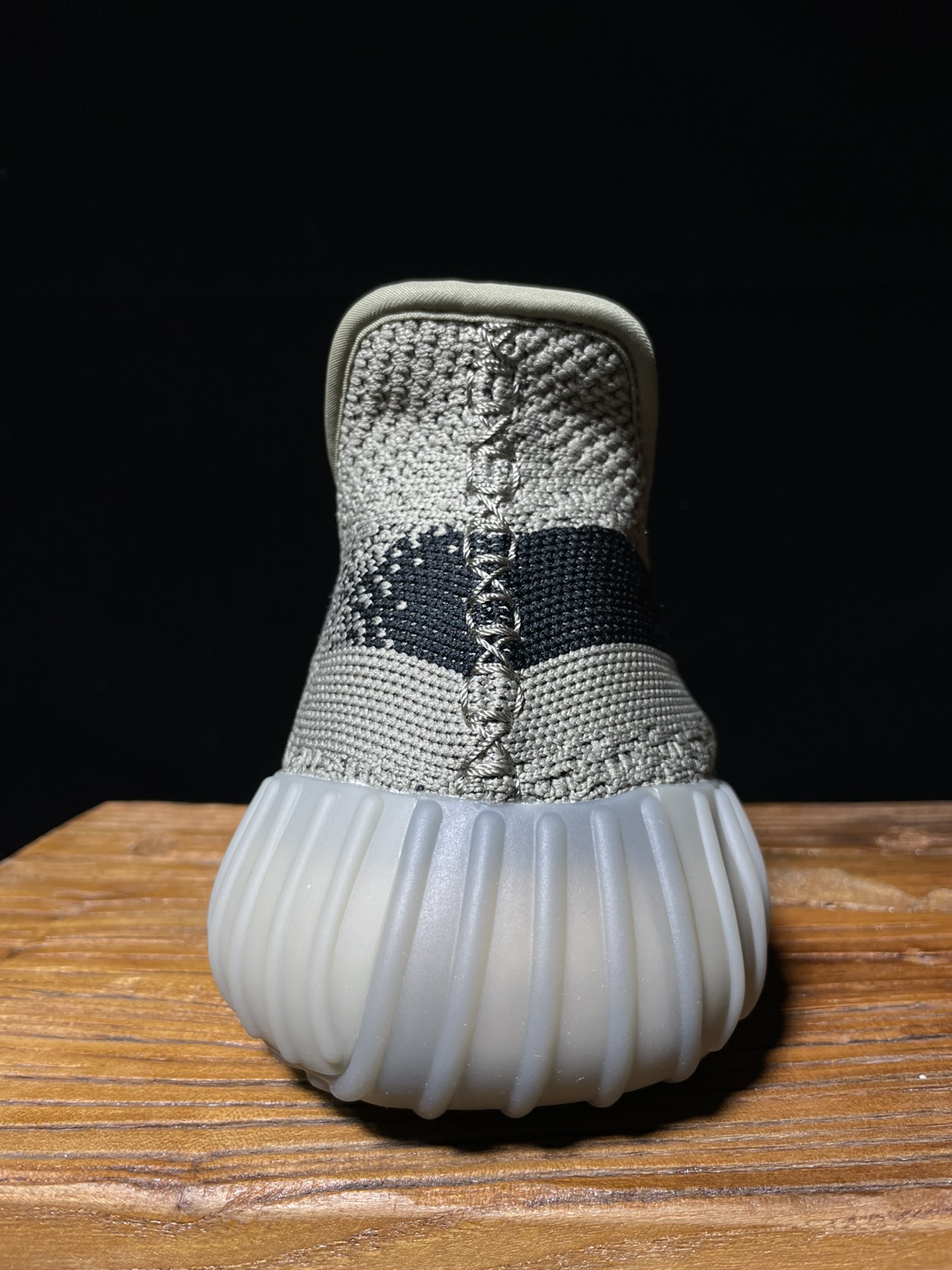 Yeezy 350v2灰黑反转奥利奥！最强性价比版本懂货的看鞋型一眼便知 不用赘述货号：HQ2059 尺