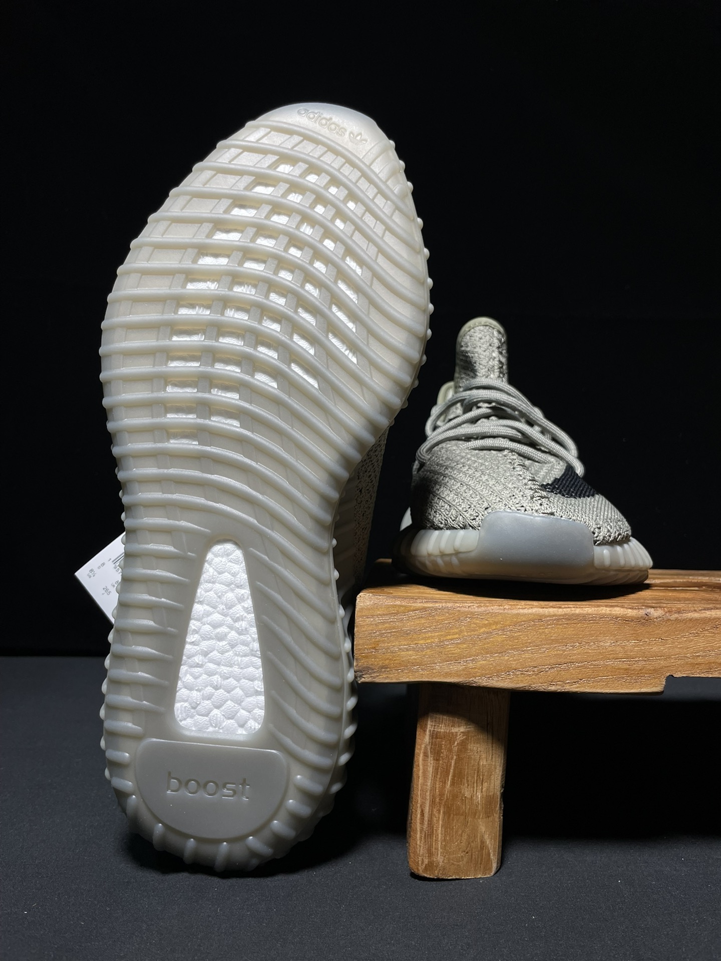 Yeezy 350v2灰黑反转奥利奥！最强性价比版本懂货的看鞋型一眼便知 不用赘述货号：HQ2059 尺