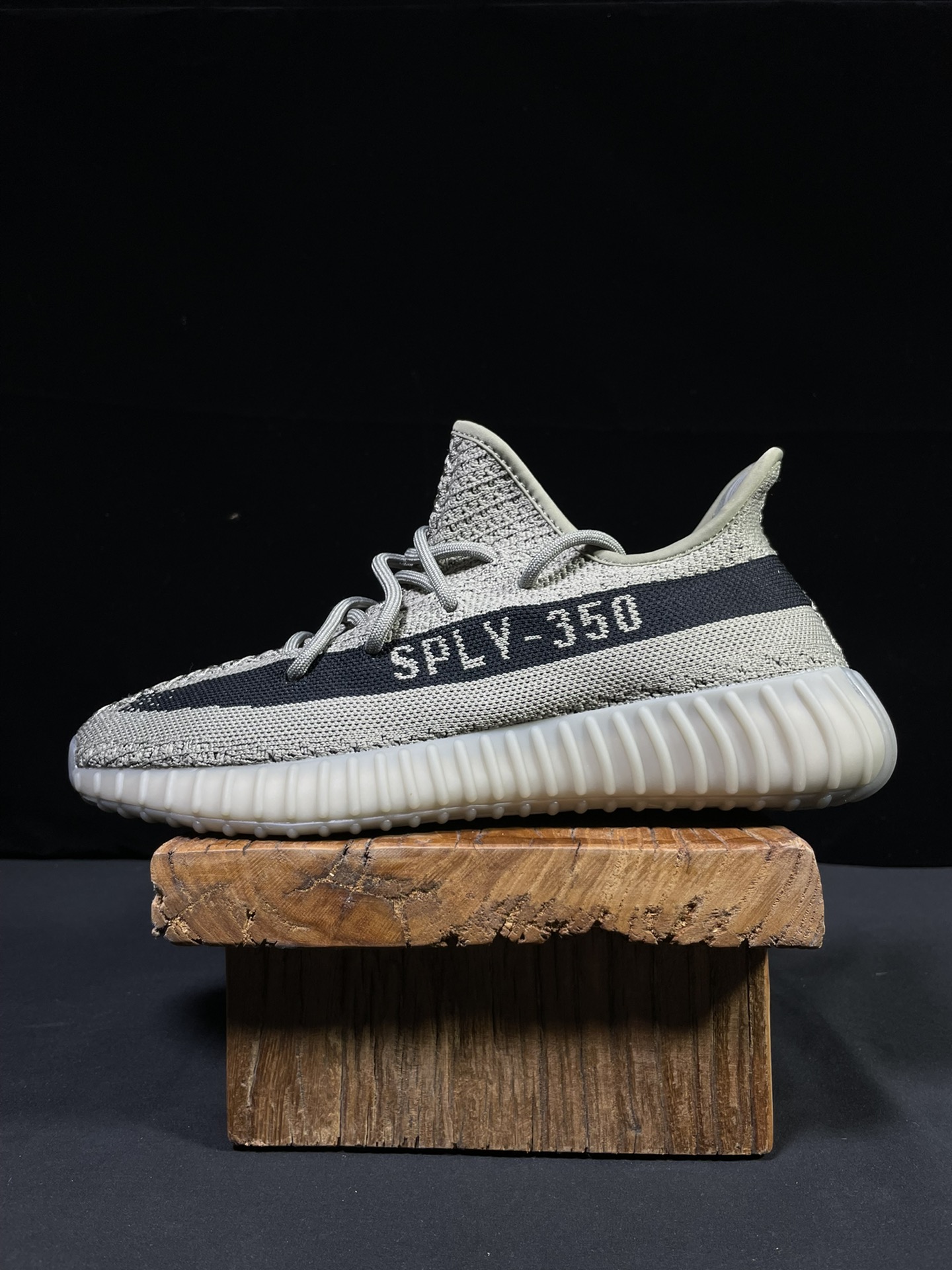 Yeezy 350v2灰黑反转奥利奥！最强性价比版本懂货的看鞋型一眼便知 不用赘述货号：HQ2059 尺