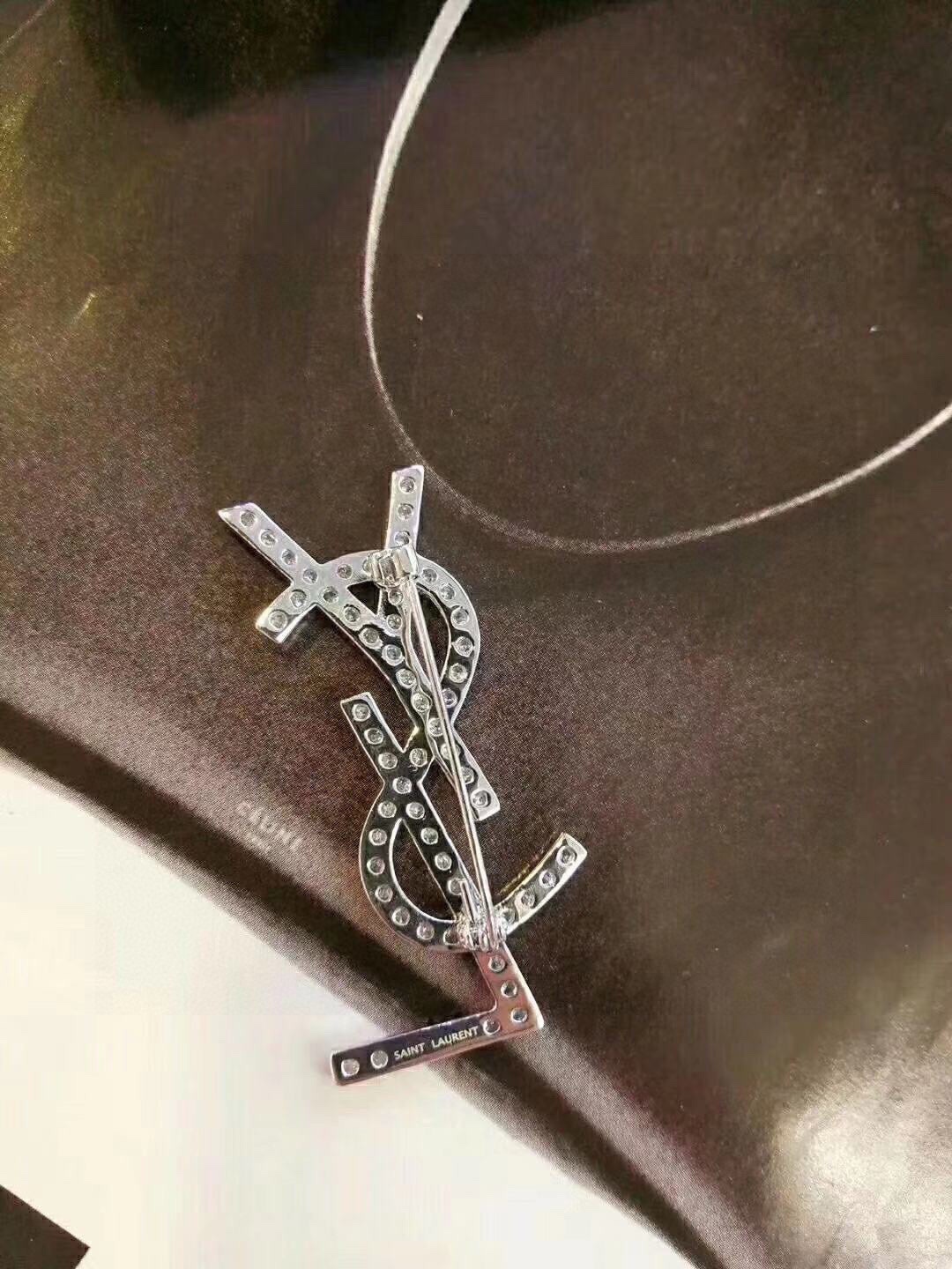 👑YSL（Yves Saint laurent）圣罗兰胸针  精镶单排钻  高端大气  总长5厘米  完美比例  超级百搭 💰80