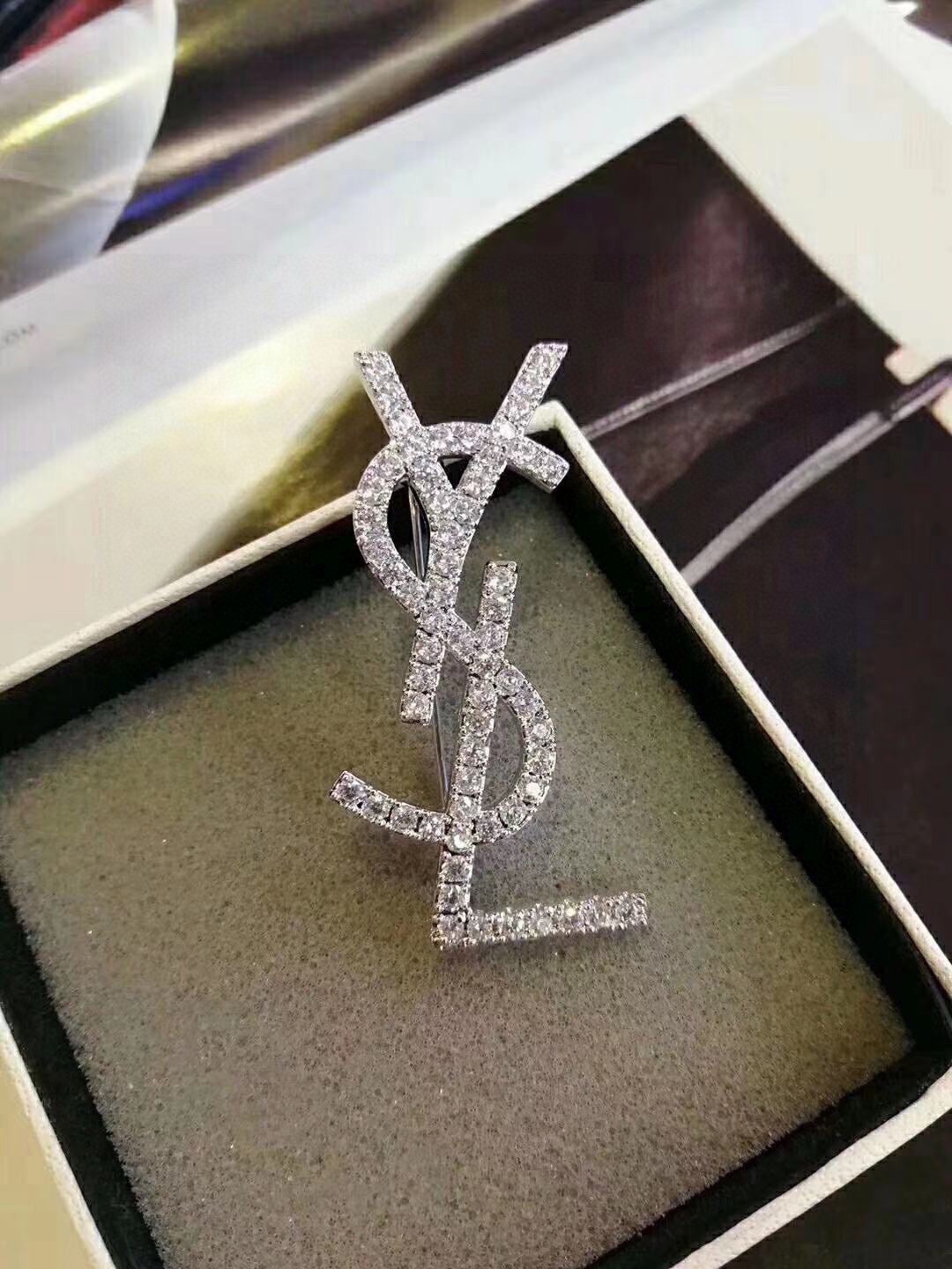👑YSL（Yves Saint laurent）圣罗兰胸针  精镶单排钻  高端大气  总长5厘米  完美比例  超级百搭 💰80