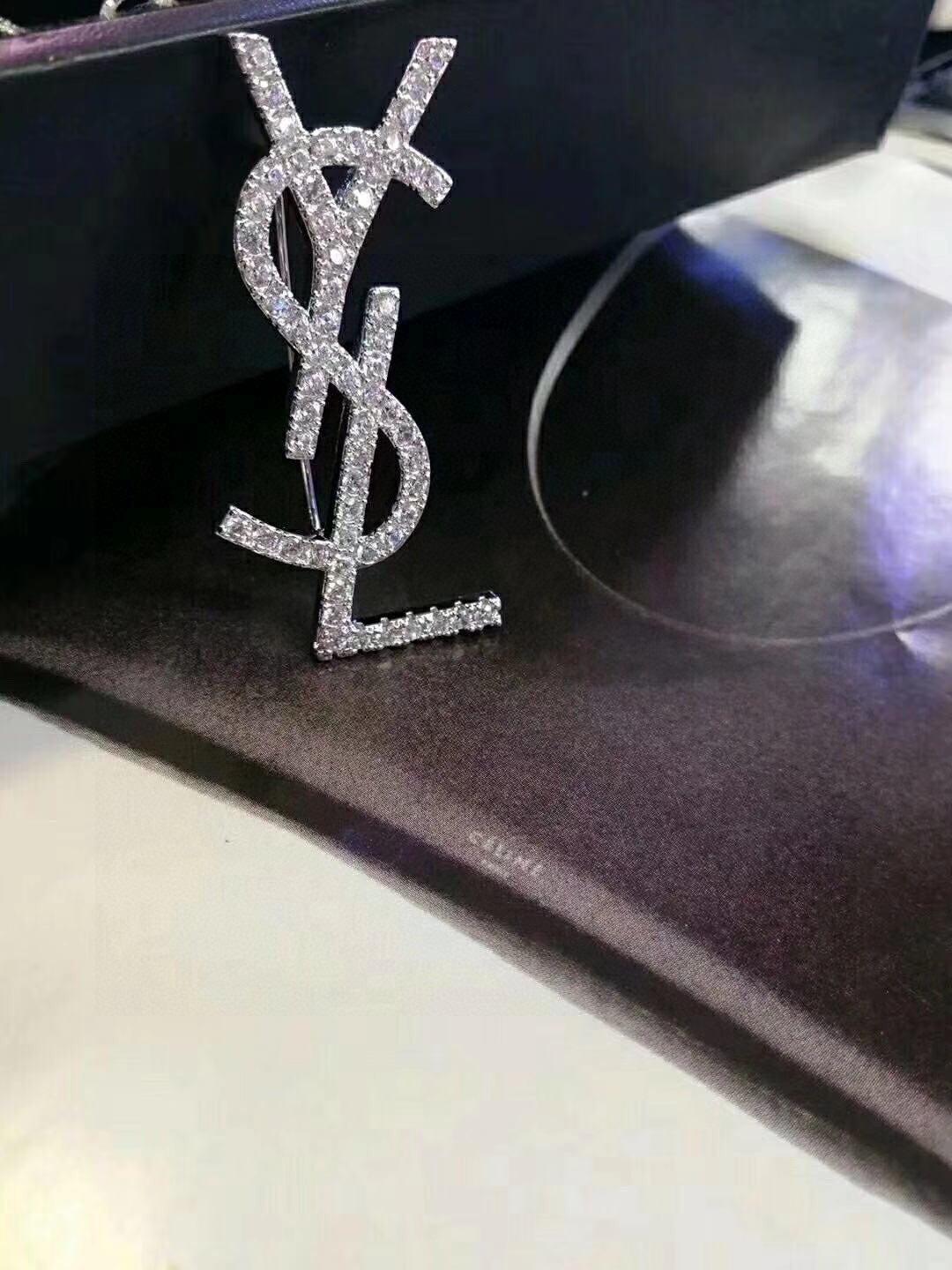 👑YSL（Yves Saint laurent）圣罗兰胸针  精镶单排钻  高端大气  总长5厘米  完美比例  超级百搭 💰80