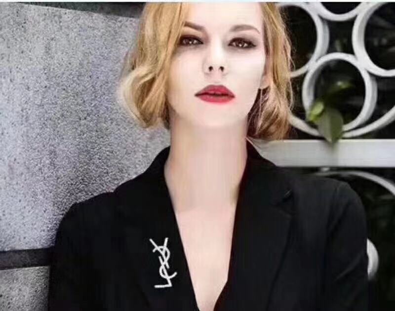 👑YSL（Yves Saint laurent）圣罗兰胸针  精镶单排钻  高端大气  总长5厘米  完美比例  超级百搭 💰80
