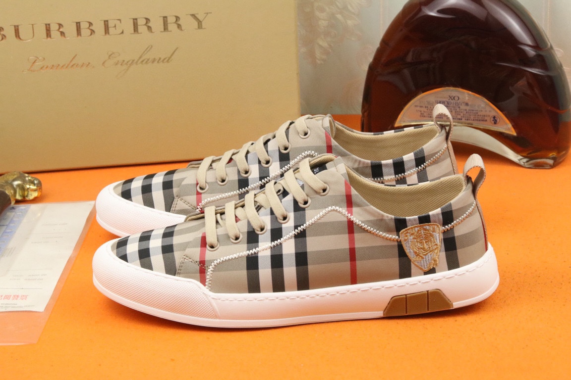 I5   Burberry  巴宝莉  代购款🔍男士🚹官网同步，鞋面采用进口 Burberry 巴宝莉 专用冰丝防水布面料，透气舒适内里， 完全1⃣️比1⃣️复刻🇮🇹，防滑耐磨橡胶大底⚠原厂跟单货，🔍🔍高品质看细节，欢迎对比⚠