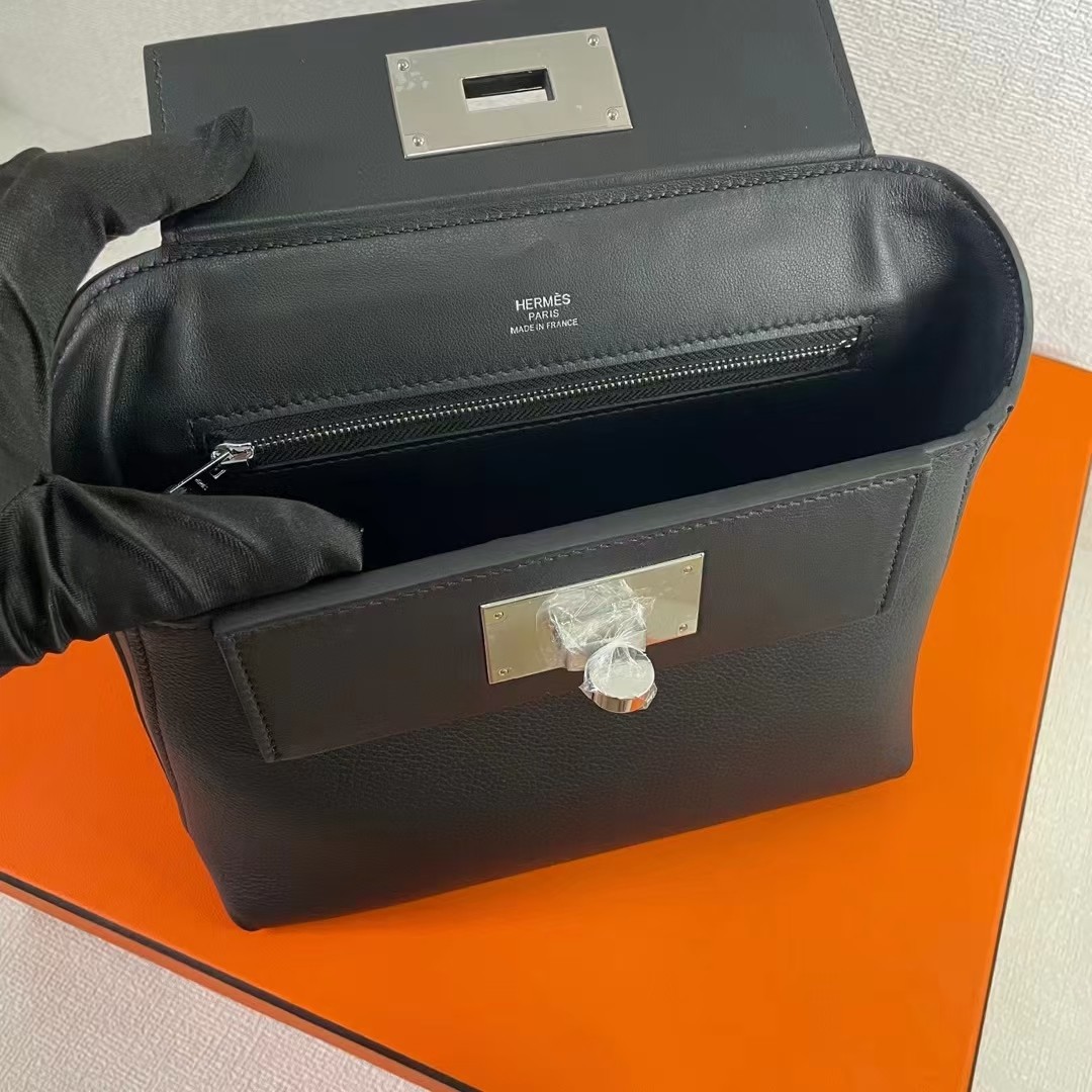 Chic Black Leather Top Handle Bag: Compact, Spacious, and Effortlessly Stylish 3 a1655281391309 2182