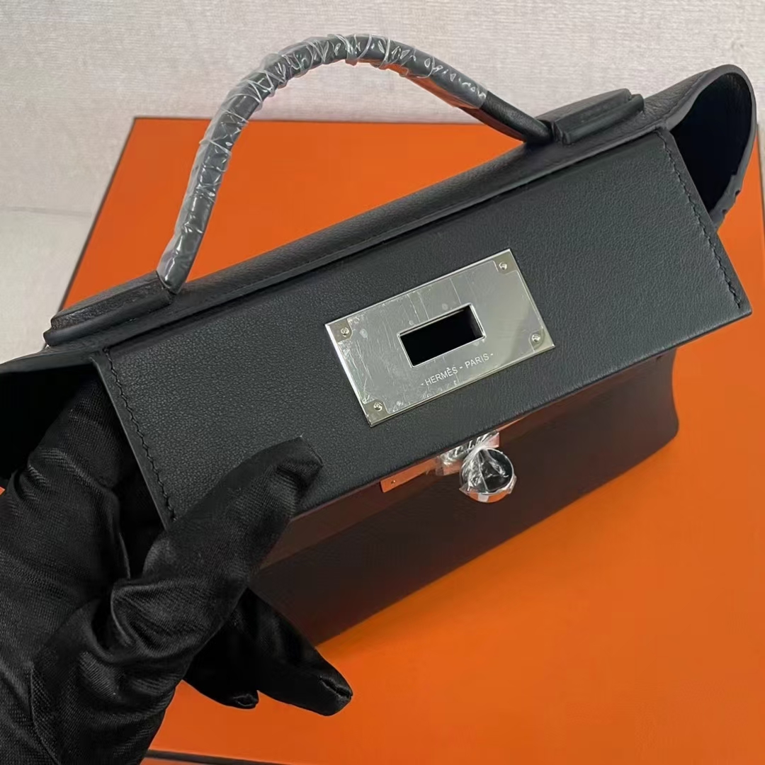 Chic Black Leather Top Handle Bag: Compact, Spacious, and Effortlessly Stylish 4 a1655281391326 5717