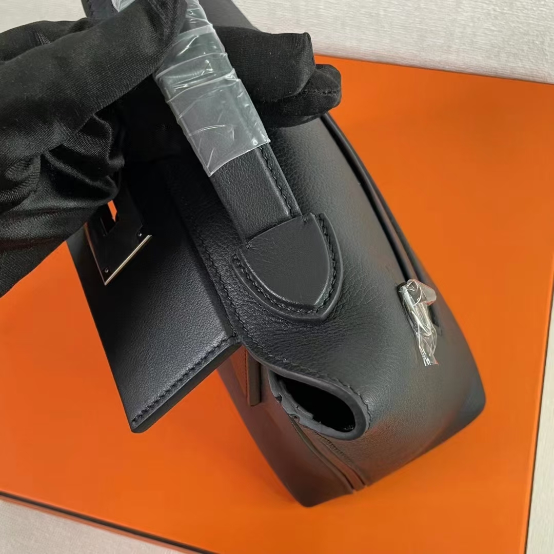 Chic Black Leather Top Handle Bag: Compact, Spacious, and Effortlessly Stylish 5 a1655281391330 7331