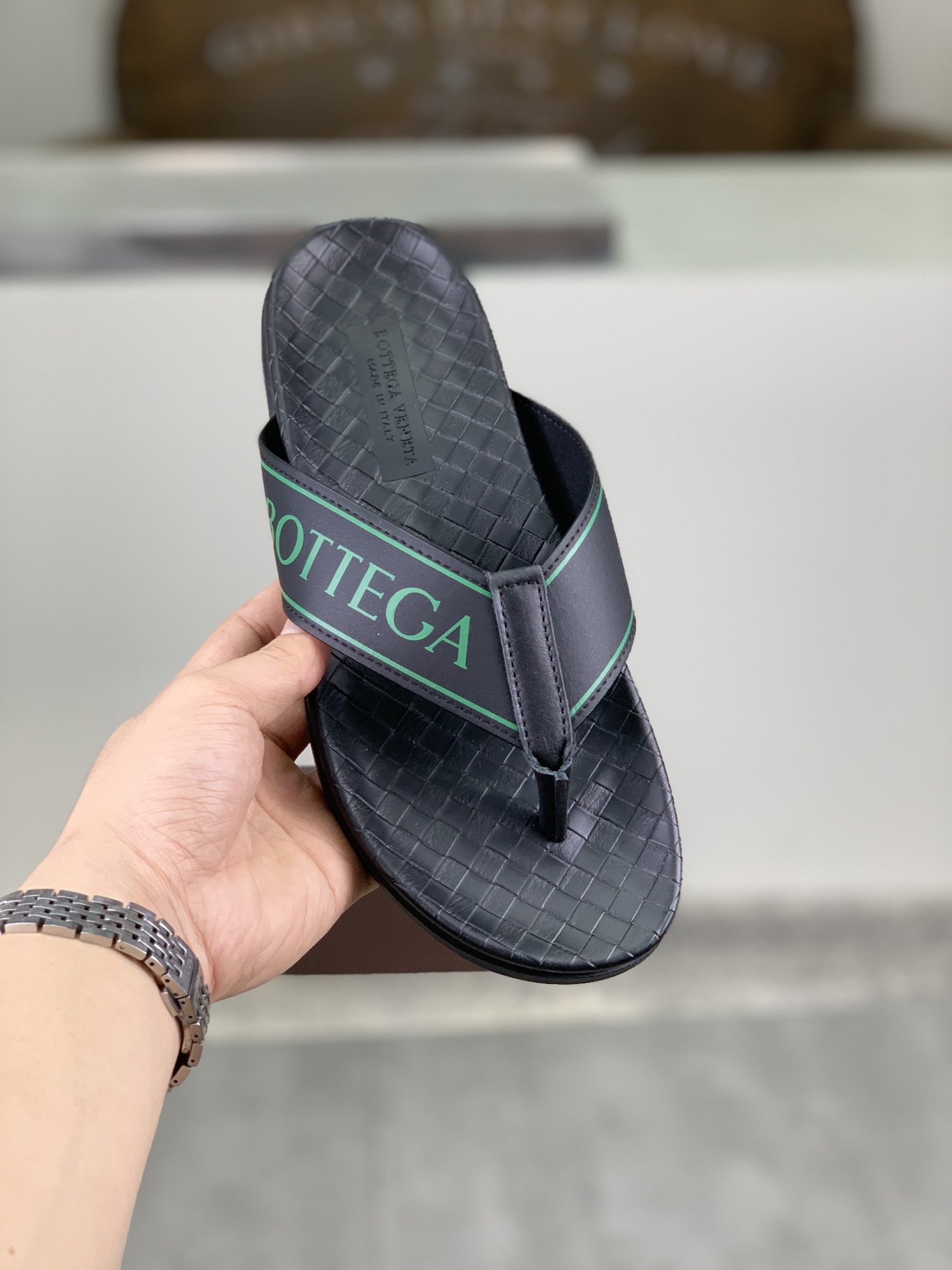 I0 高品质拖鞋  BOTTEGA VENETA官网同步最拖鞋🩴 顶级版市场最高版本的Bottega Veneta ， 接受材质对比 鞋型对比 工艺对比 实用又有质感·百搭适用任何场合、越看越有味道。纯手工工艺-鞋面材质，意大利🇮🇹进口小牛皮-内里优质水染羊皮-原版私模定制大底-