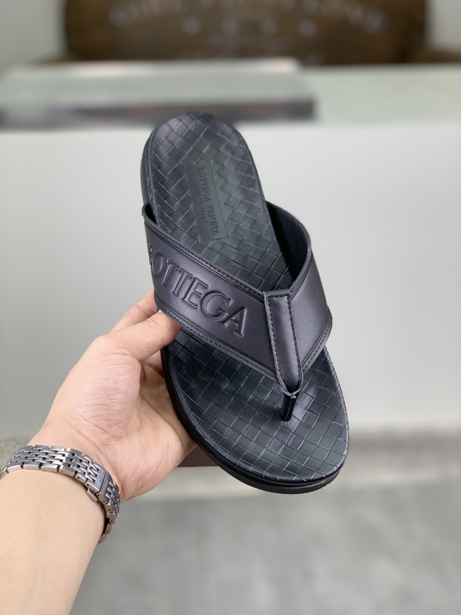 I0 高品质拖鞋  BOTTEGA VENETA官网同步最拖鞋🩴 顶级版市场最高版本的Bottega Veneta ， 接受材质对比 鞋型对比 工艺对比 实用又有质感·百搭适用任何场合、越看越有味道。纯手工工艺-鞋面材质，意大利🇮🇹进口小牛皮-内里优质水染羊皮-原版私模定制大底-