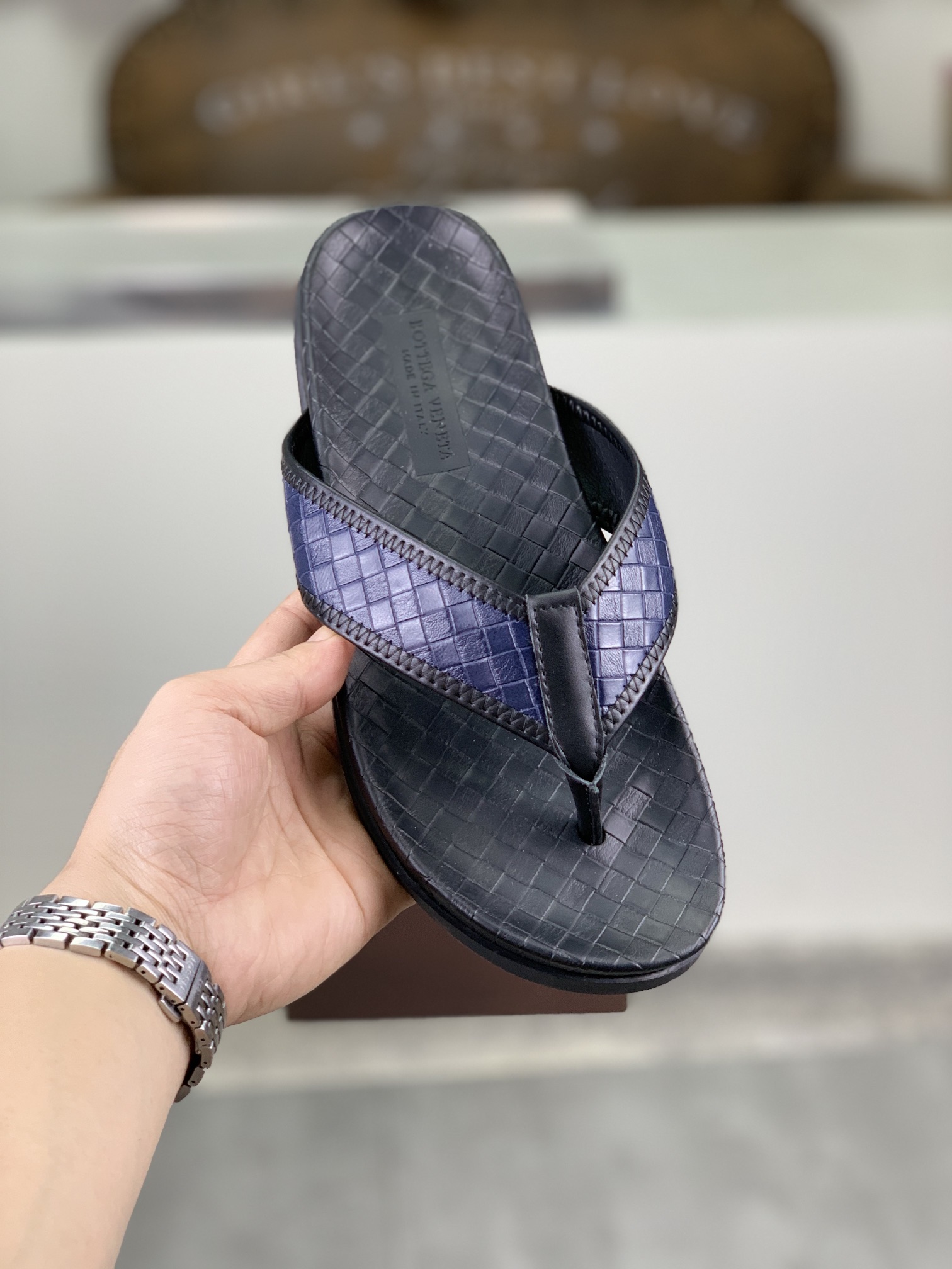 I0 高品质拖鞋  BOTTEGA VENETA官网同步最拖鞋🩴 顶级版市场最高版本的Bottega Veneta ， 接受材质对比 鞋型对比 工艺对比 实用又有质感·百搭适用任何场合、越看越有味道。纯手工工艺-鞋面材质，意大利🇮🇹进口小牛皮-内里优质水染羊皮-原版私模定制大底-