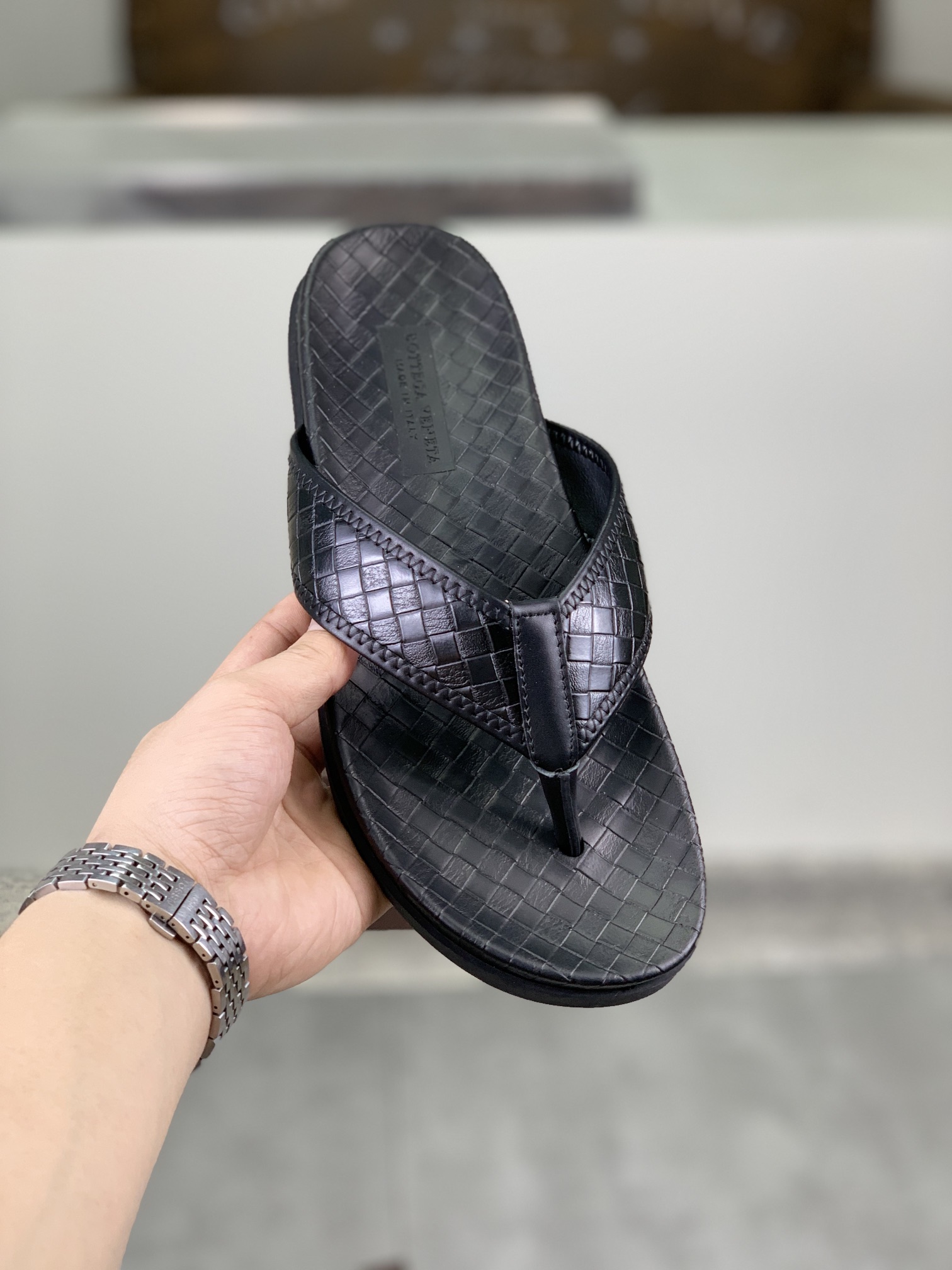 I0 高品质拖鞋  BOTTEGA VENETA官网同步最拖鞋🩴 顶级版市场最高版本的Bottega Veneta ， 接受材质对比 鞋型对比 工艺对比 实用又有质感·百搭适用任何场合、越看越有味道。纯手工工艺-鞋面材质，意大利🇮🇹进口小牛皮-内里优质水染羊皮-原版私模定制大底-