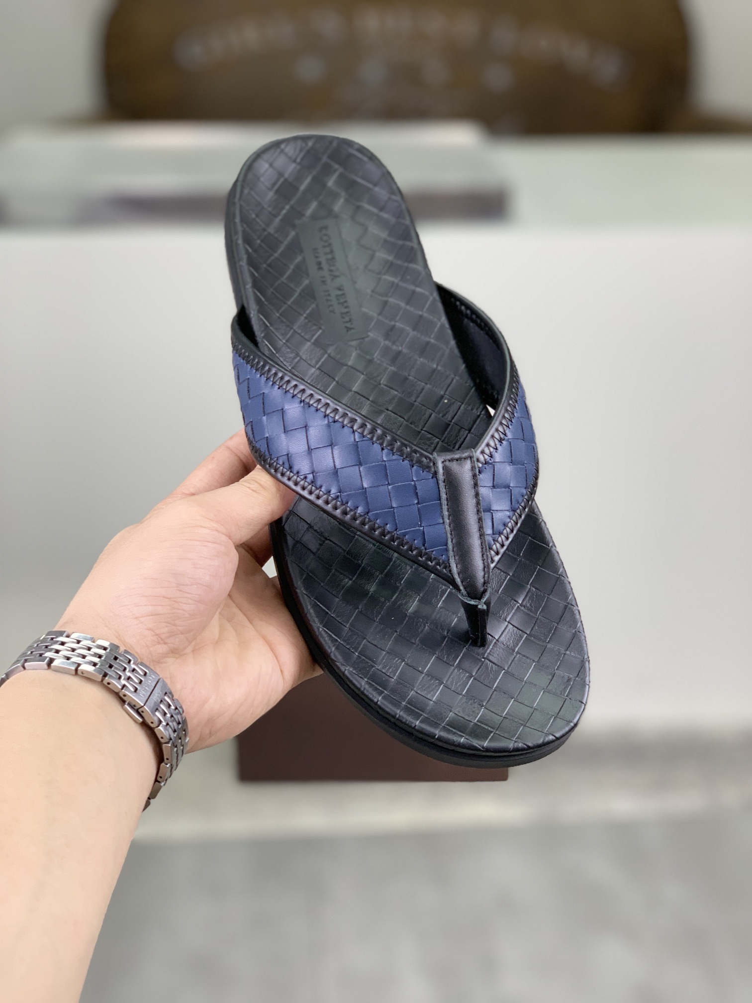 I0 高品质拖鞋  BOTTEGA VENETA官网同步最拖鞋🩴 顶级版市场最高版本的Bottega Veneta ， 接受材质对比 鞋型对比 工艺对比 实用又有质感·百搭适用任何场合、越看越有味道。纯手工工艺-鞋面材质，意大利🇮🇹进口小牛皮-内里优质水染羊皮-原版私模定制大底-